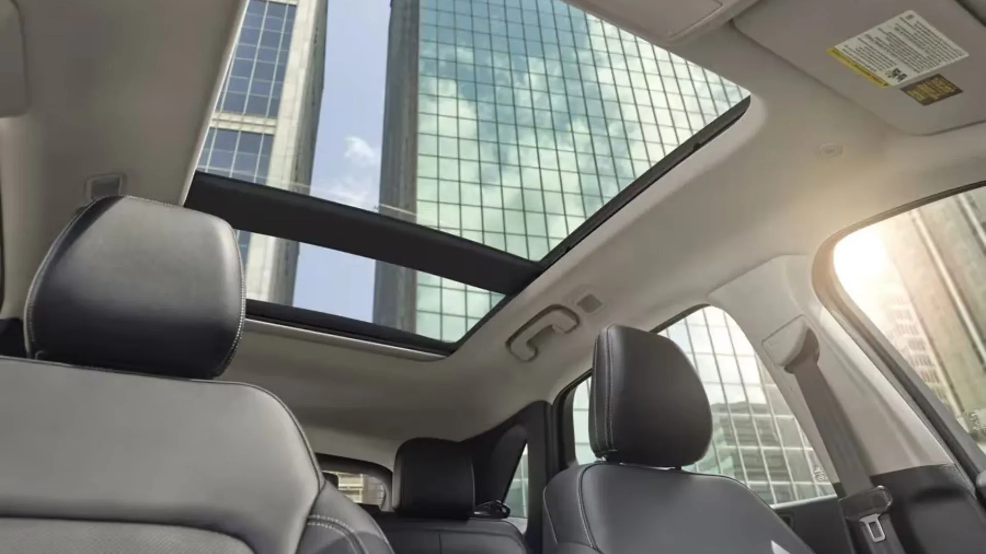 Cận cảnh cửa sổ trời toàn cảnh trên một chiếc Ford Escape.