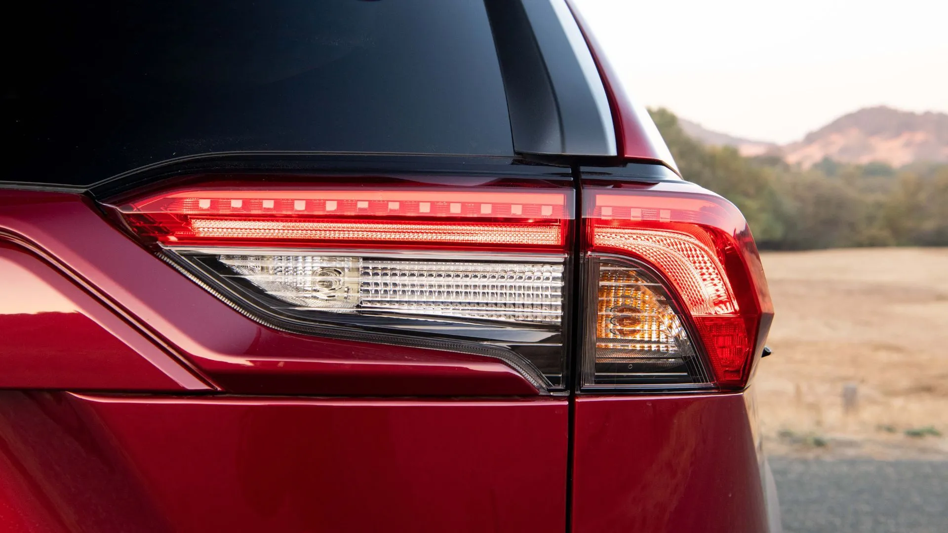 Cận cảnh cụm đèn hậu của Toyota RAV4 2019, thiết kế hiện đại góp phần vào sự bền bỉ và độ tin cậy được đánh giá cao của mẫu SUV này.