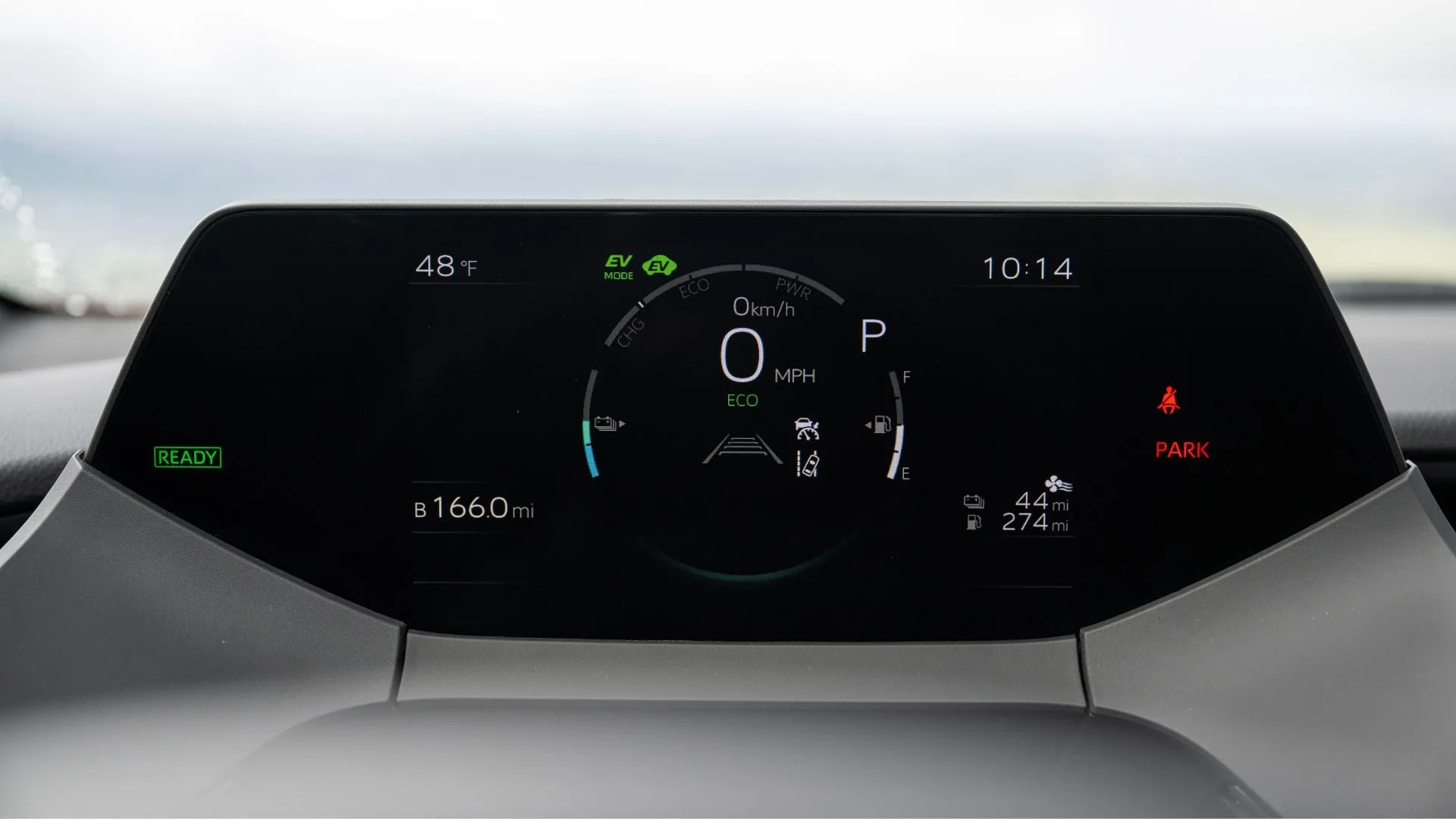 Cận cảnh cụm đồng hồ kỹ thuật số và màn hình giải trí bên trong khoang lái Toyota Prius PHEV XSE 2025, thể hiện công nghệ nội thất.