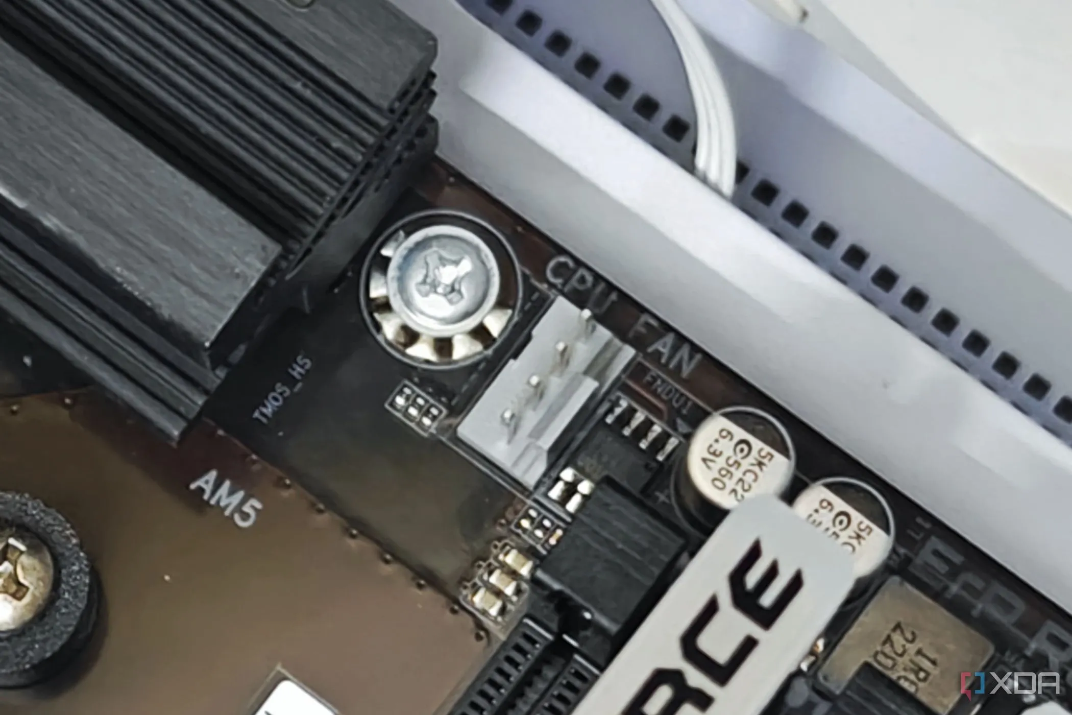 Cận cảnh đầu cắm CPU_FAN trên bo mạch chủ AM5, vị trí quan trọng cần cắm quạt tản nhiệt CPU đúng cách.