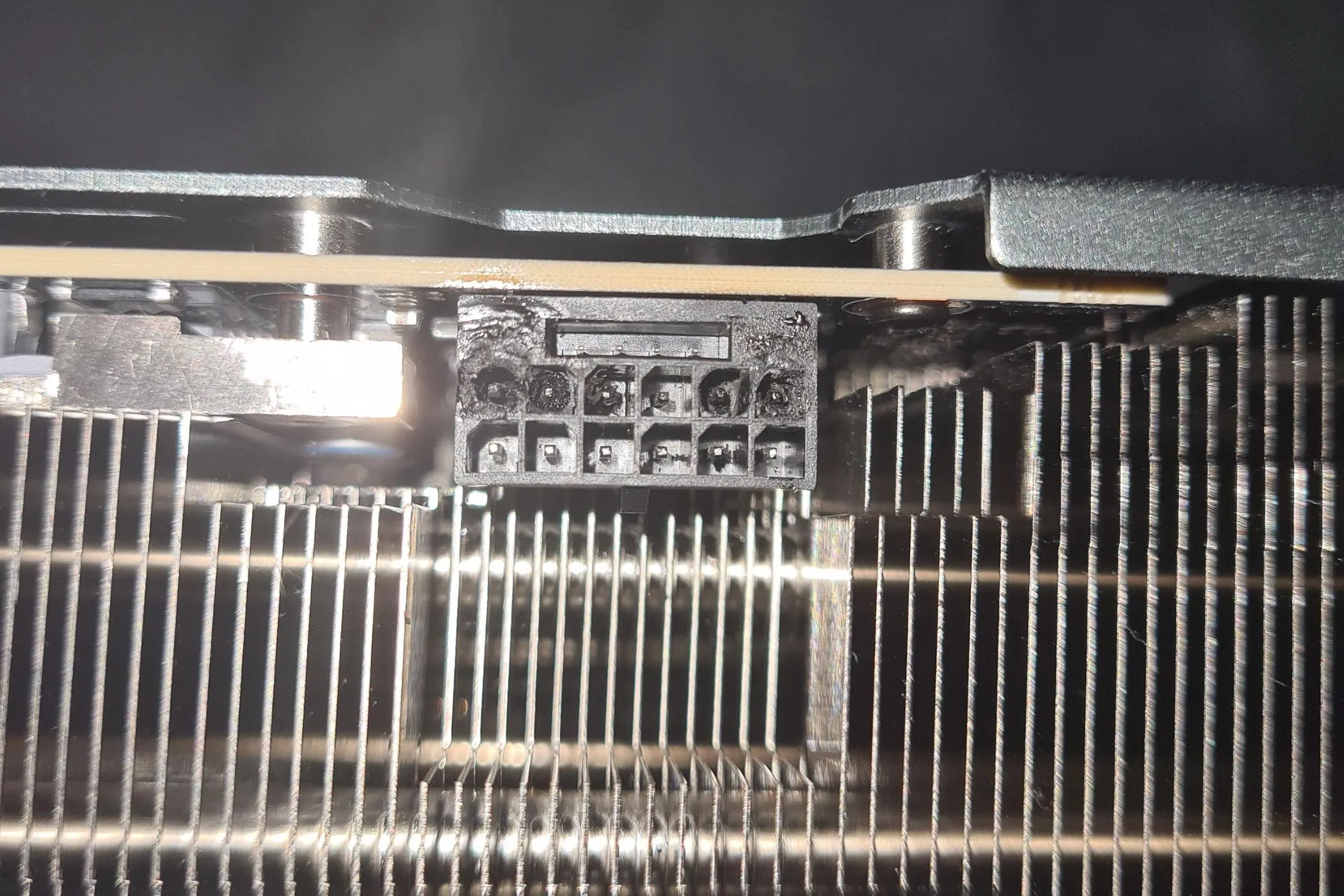 Cận cảnh đầu nối nguồn 12VHPWR bị cháy ngay trên card đồ họa NVIDIA RTX 4090, cho thấy dấu hiệu biến dạng và đổi màu do quá nhiệt