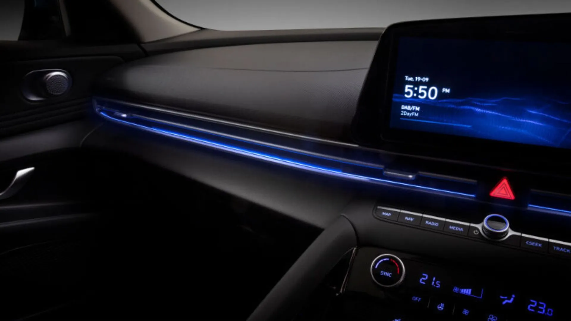 Cận cảnh đèn nội thất ambient trên Hyundai i30 Sedan, tạo không gian sang trọng