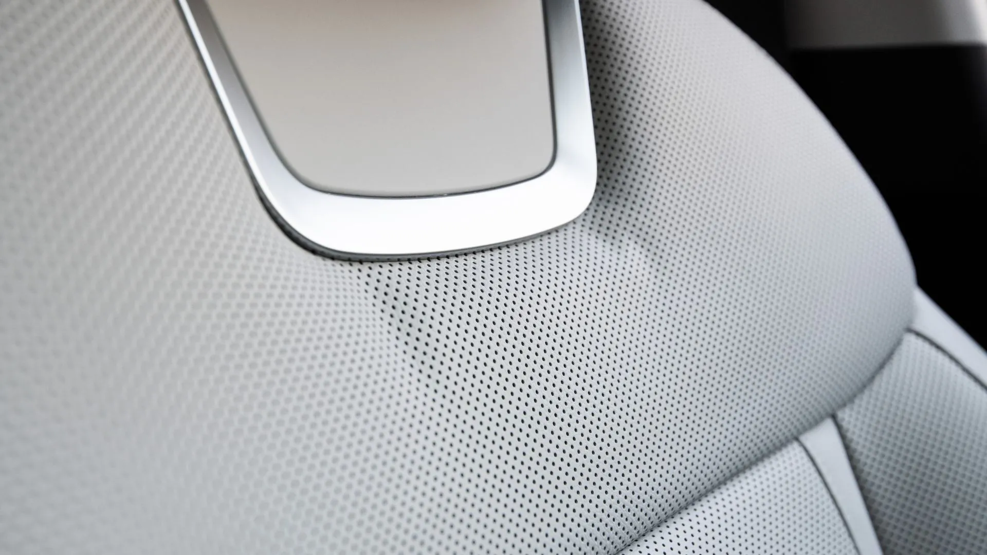 Cận cảnh ghế đục lỗ trên Hyundai Tucson 2025, cho thấy tính năng thông gió