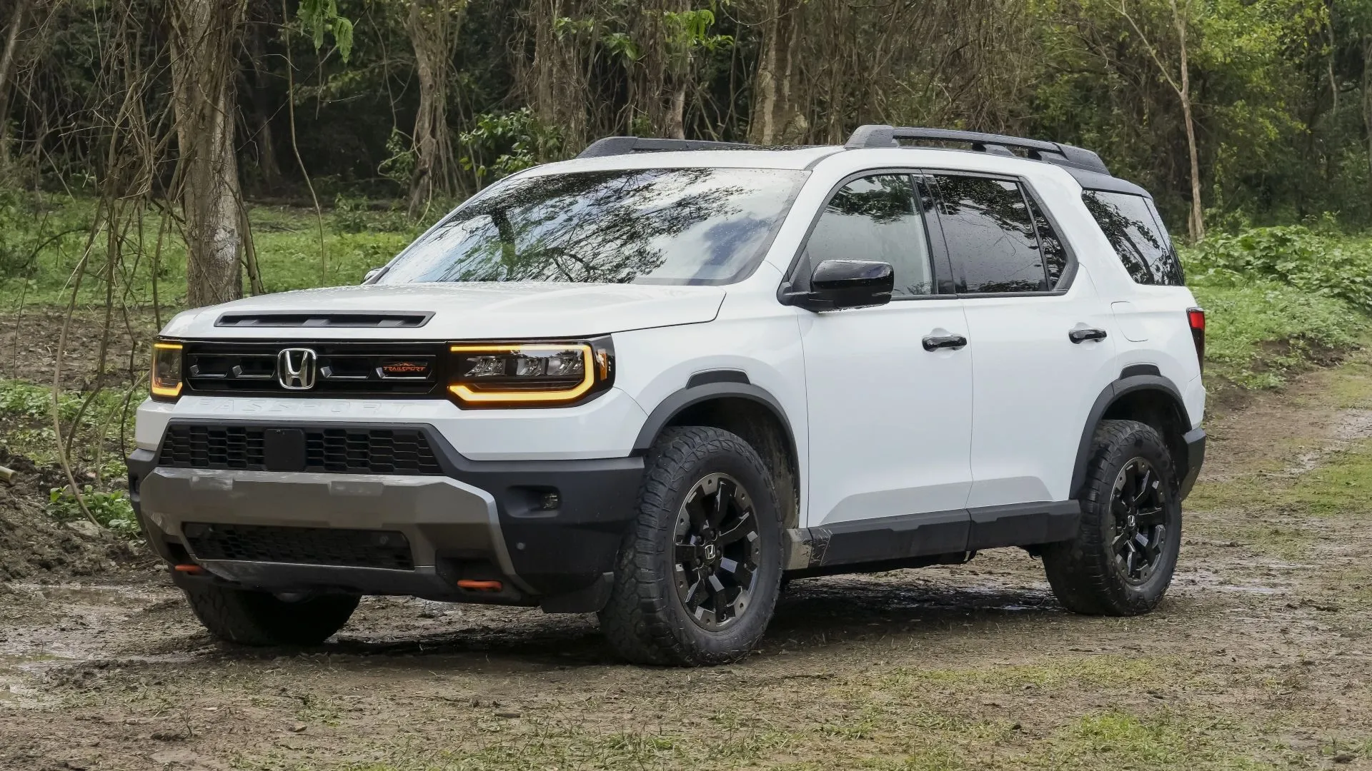 Cận cảnh Honda Passport Trailsport Elite 2026 từ góc 3/4 phía trước, thể hiện thiết kế mạnh mẽ và đáng tin cậy.