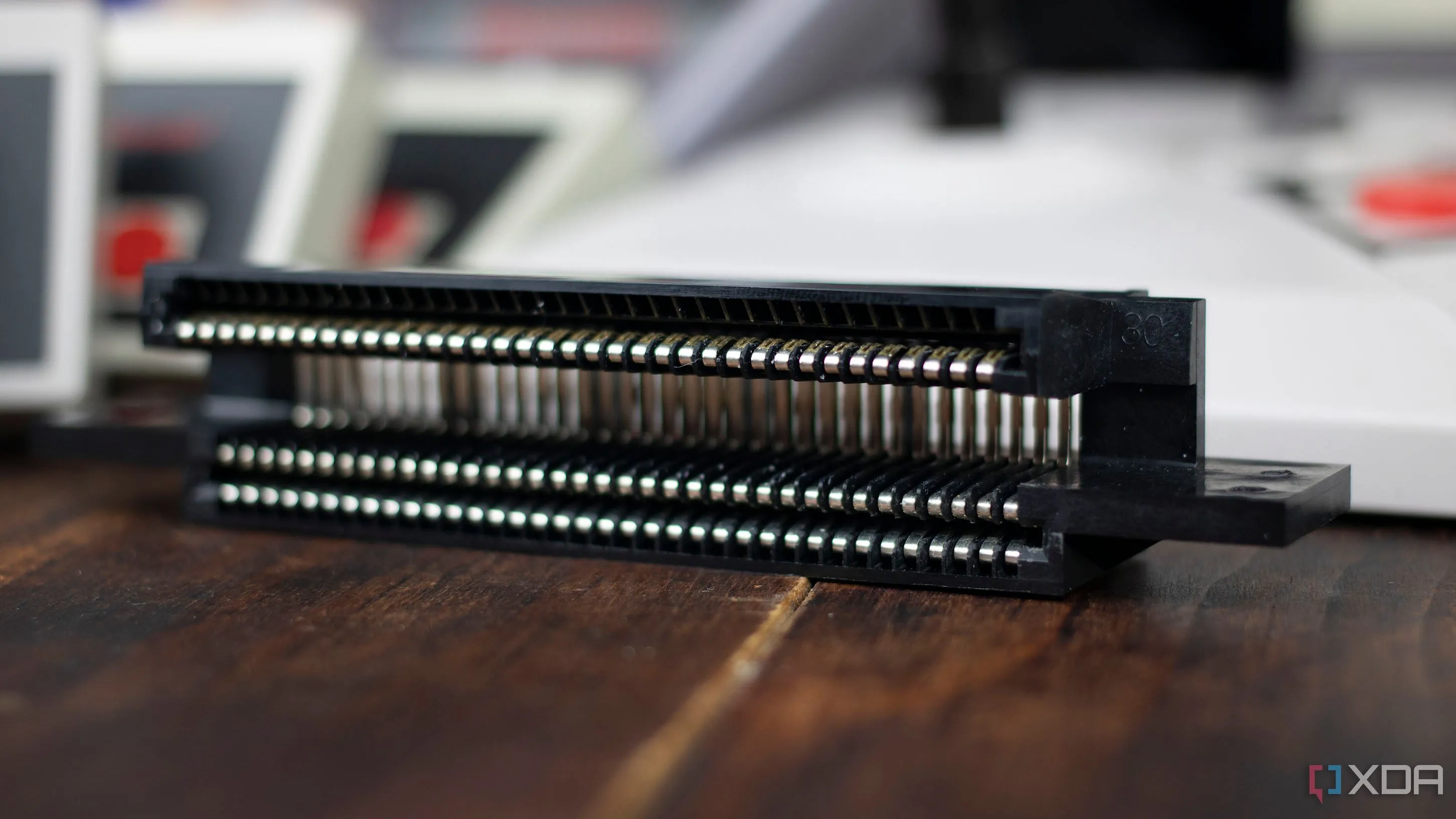 Cận cảnh khe cắm cartridge 72 chân của Nintendo NES, minh họa giao diện kết nối giữa console và cartridge game, chìa khóa cho kiến trúc module