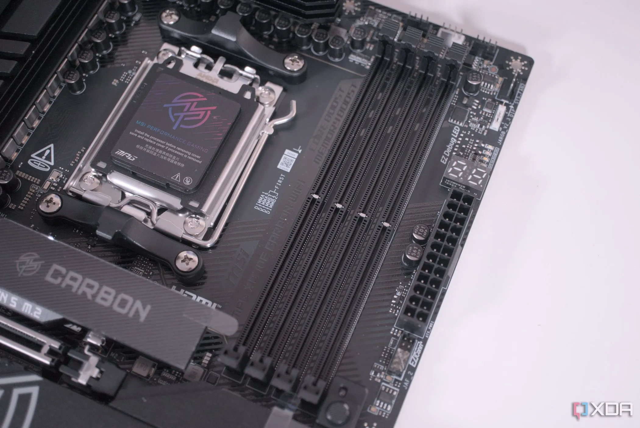 Cận cảnh khe cắm RAM DIMM trên mainboard MSI MPG X870E Carbon WiFi, cho thấy yêu cầu mainboard DDR5 mới