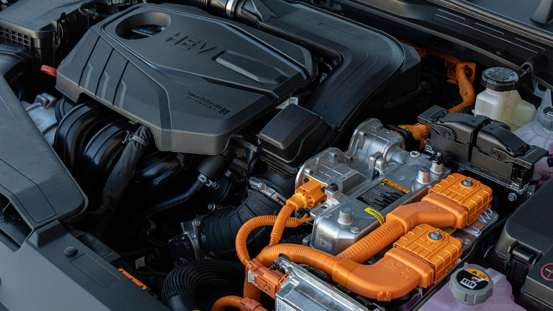 Cận cảnh khoang động cơ hybrid 2.0L của Hyundai Sonata Hybrid Limited 2025, minh chứng cho hiệu suất và khả năng tiết kiệm nhiên liệu vượt trội