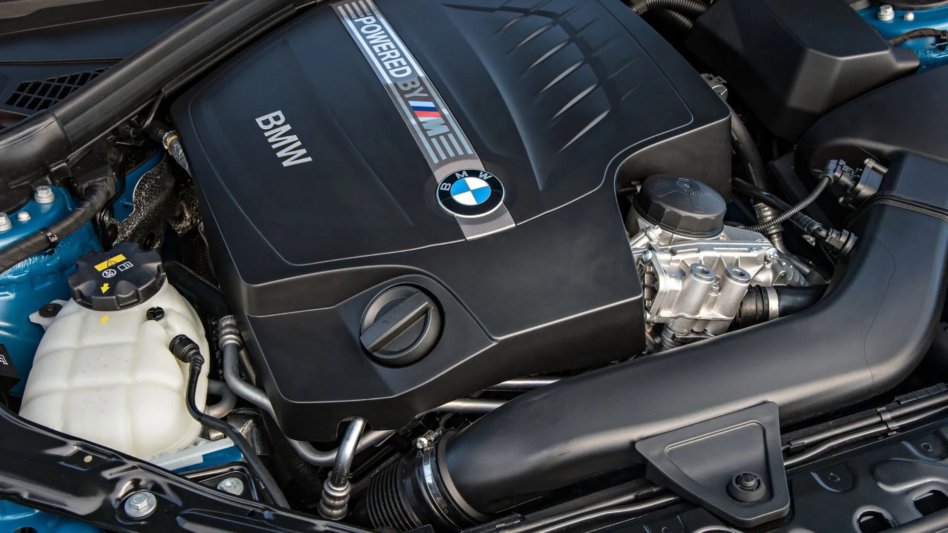 Cận cảnh khoang động cơ N55 của BMW M2 2016 với các chi tiết được bố trí gọn gàng.