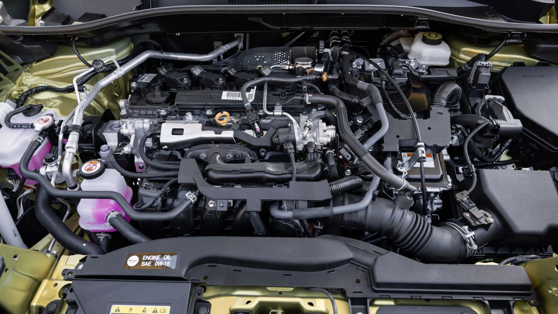 Cận cảnh khoang động cơ Toyota Corolla Cross Hybrid XSE 2024, cho thấy động cơ 2.0L 4 xi-lanh thẳng hàng với bộ pin hybrid