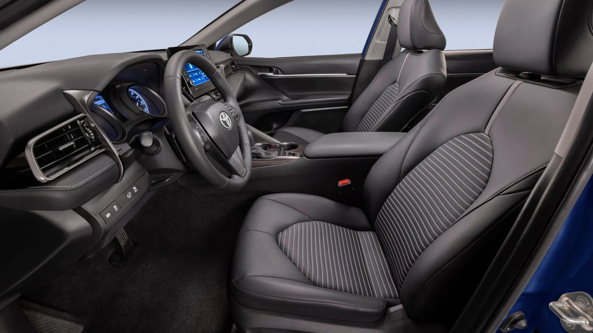 Cận cảnh khoang lái với ghế trước của Toyota Camry Hybrid 2023, tiện nghi và thiết kế thân thiện người dùng.