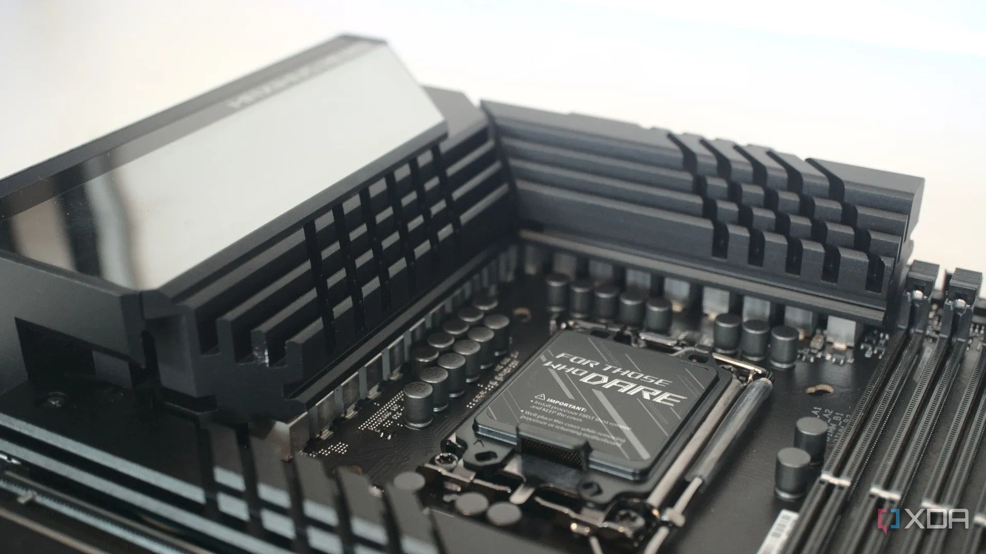 Cận cảnh khu vực VRM và socket CPU trên bo mạch chủ ASUS ROG Maximus Z690 Hero.