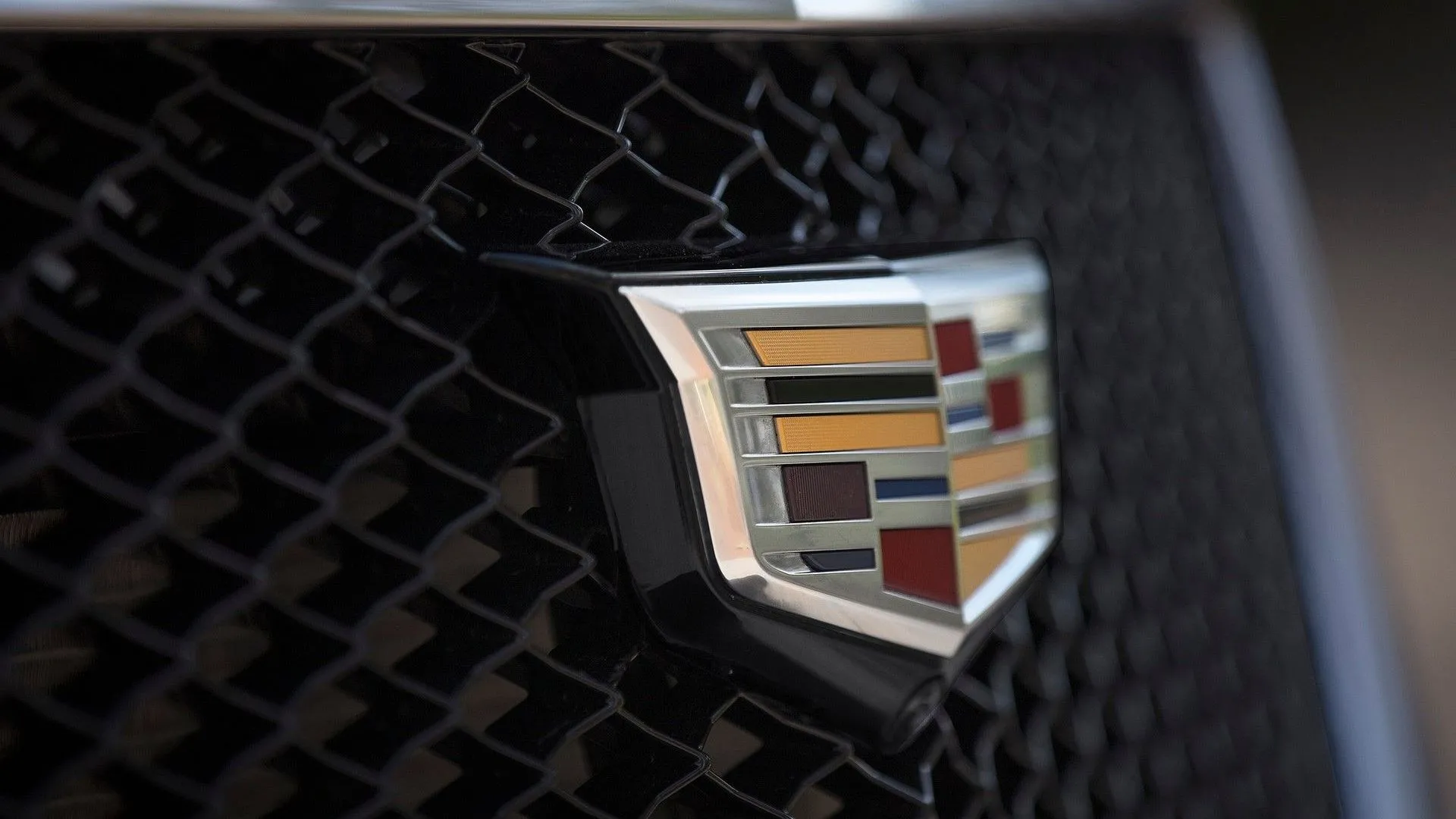 Cận cảnh logo Cadillac trên lưới tản nhiệt của XT5 2020