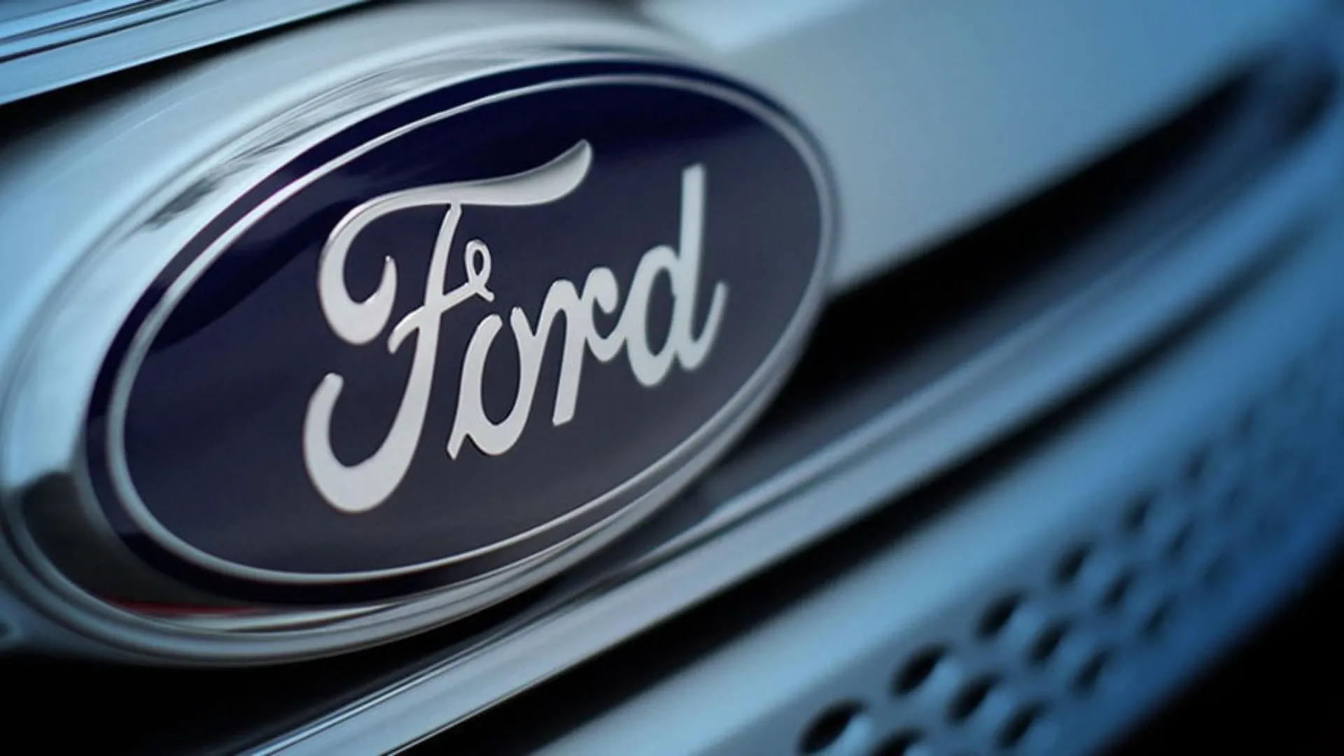 Cận cảnh logo Ford trên thân xe, đại diện cho thương hiệu và thách thức về độ tin cậy đang đối mặt.