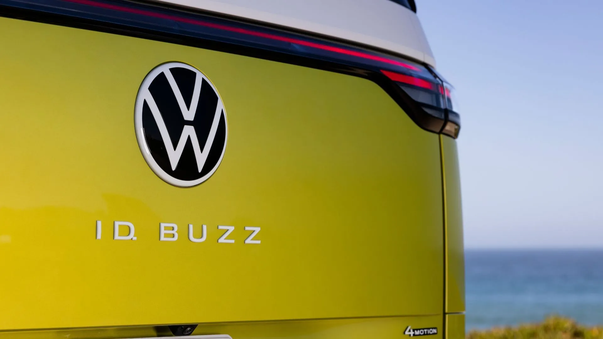 Cận cảnh logo trên cửa sau xe Volkswagen ID. Buzz 2025 màu vàng.