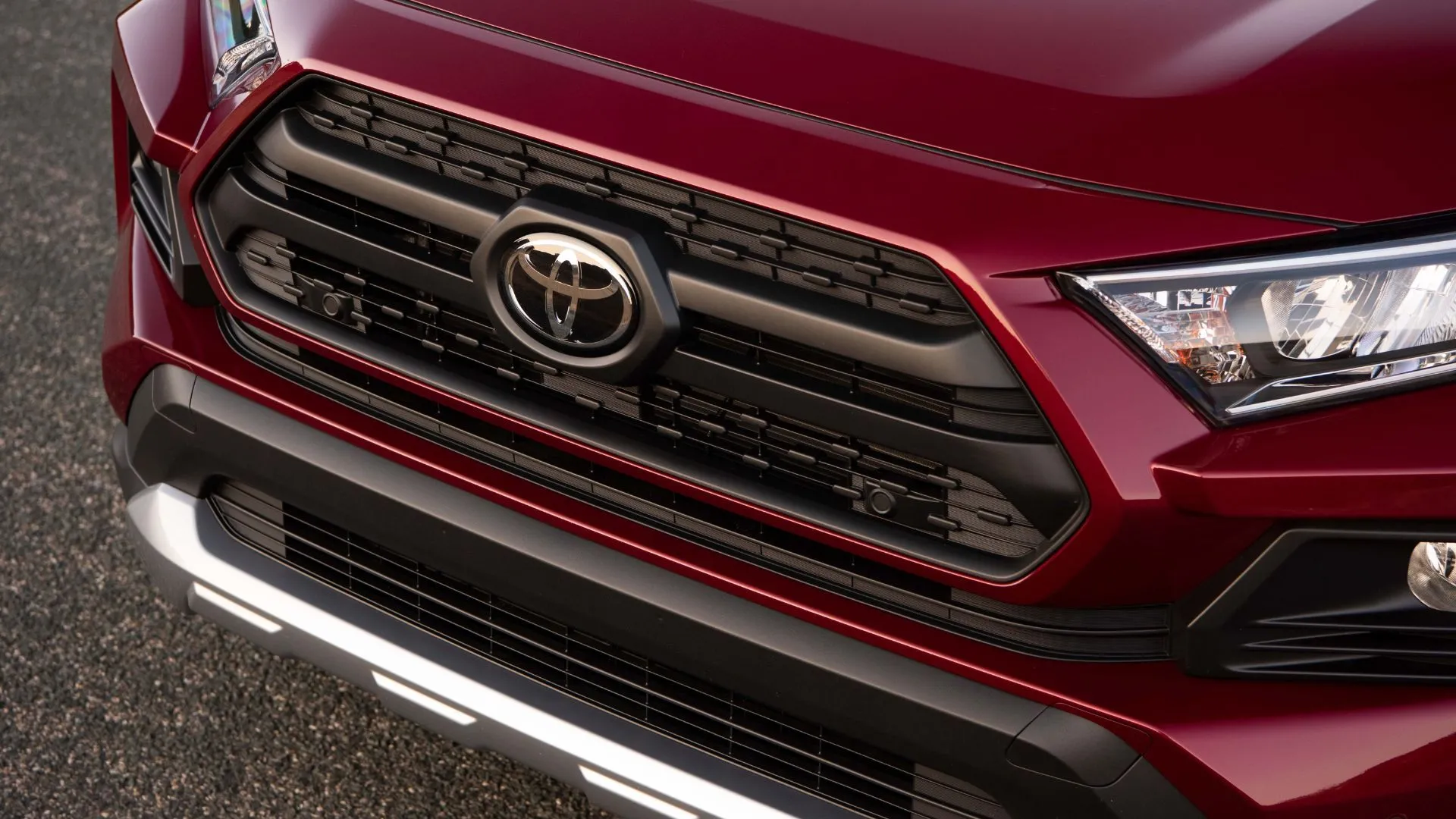 Cận cảnh lưới tản nhiệt của Toyota RAV4 2019.
