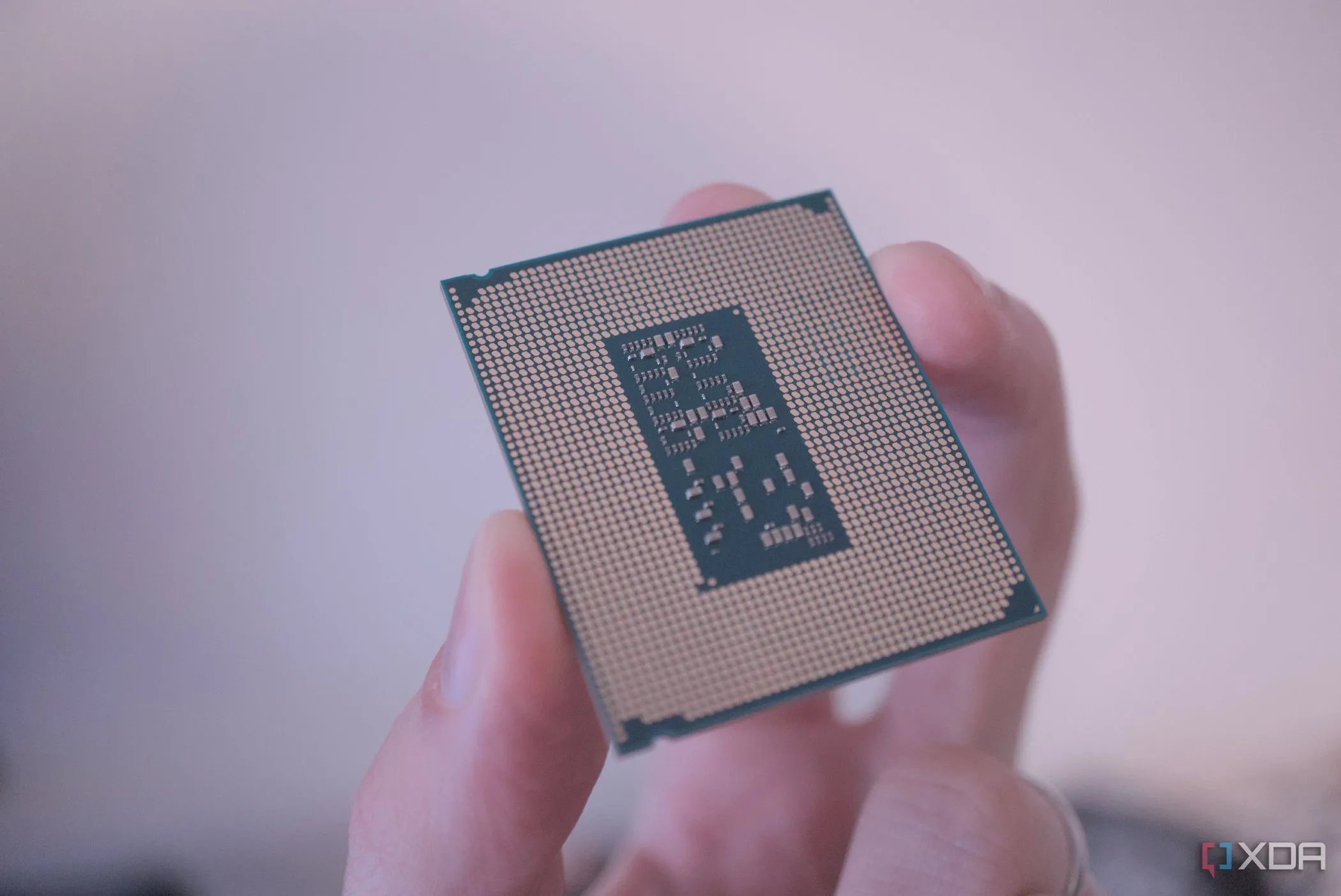 Cận cảnh mặt dưới bộ vi xử lý Intel Core Ultra 7 với các chân tiếp xúc, minh họa công nghệ sản xuất chip