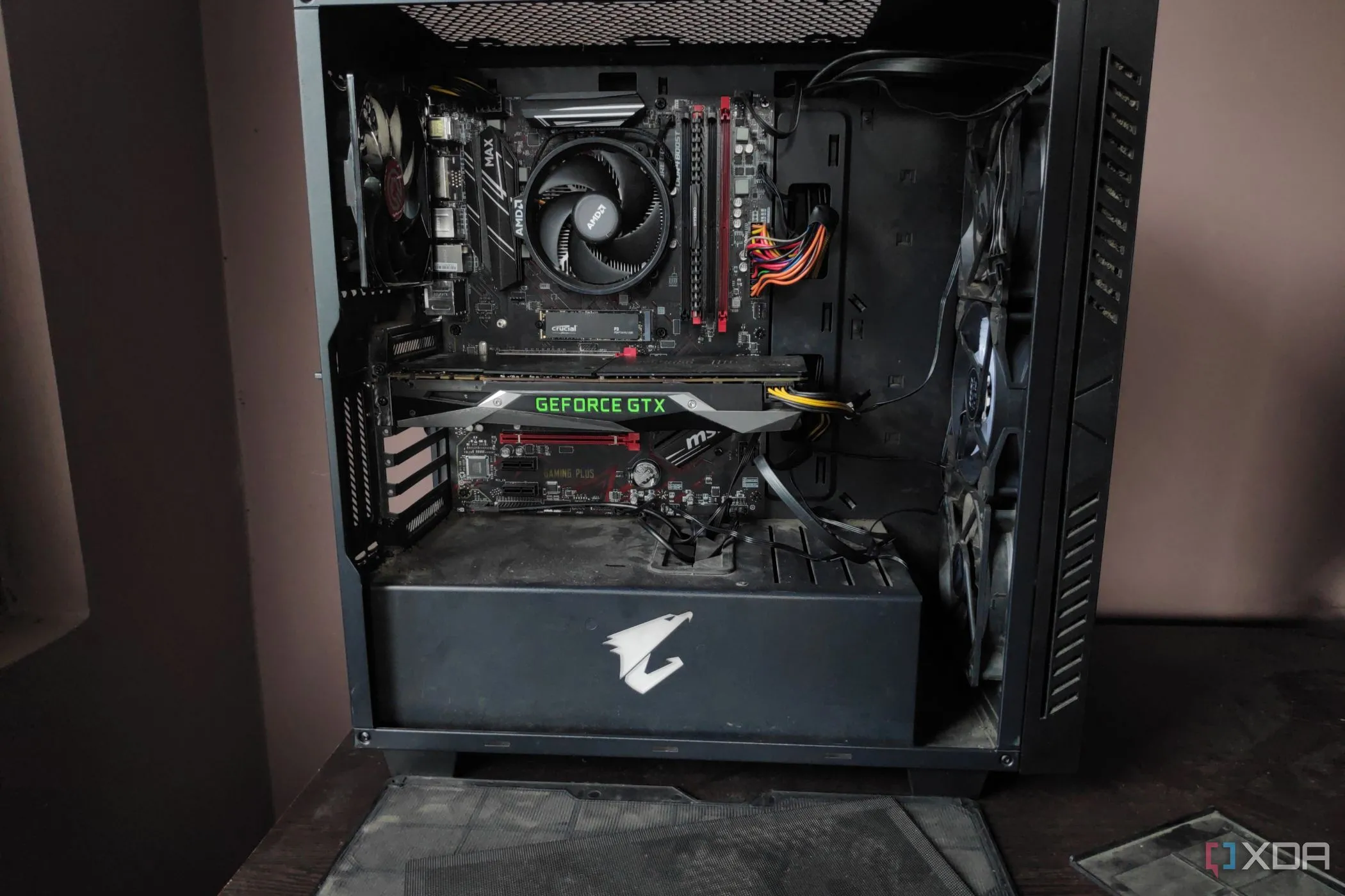 Cận cảnh mặt trước của một chiếc PC bám đầy bụi cùng các tấm lọc bụi