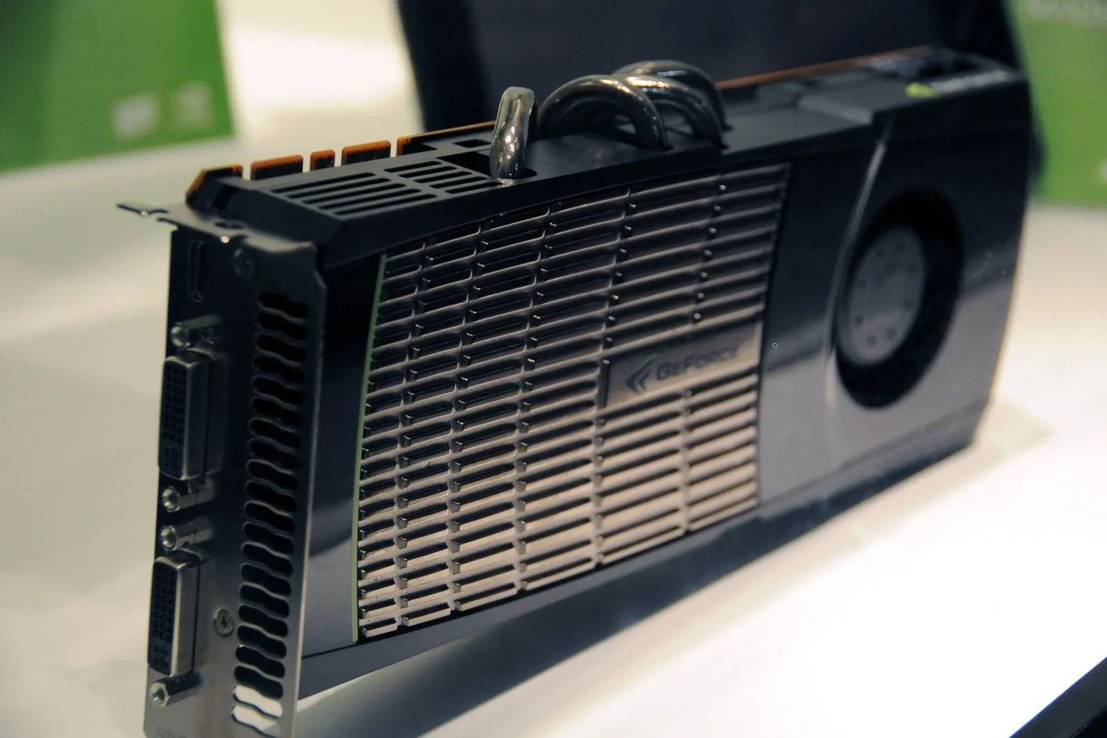 Cận cảnh một card đồ họa NVIDIA GeForce GTX 480 đời cũ, biểu tượng cho giai đoạn NVIDIA xây dựng vị thế vững chắc trong ngành GPU gaming.