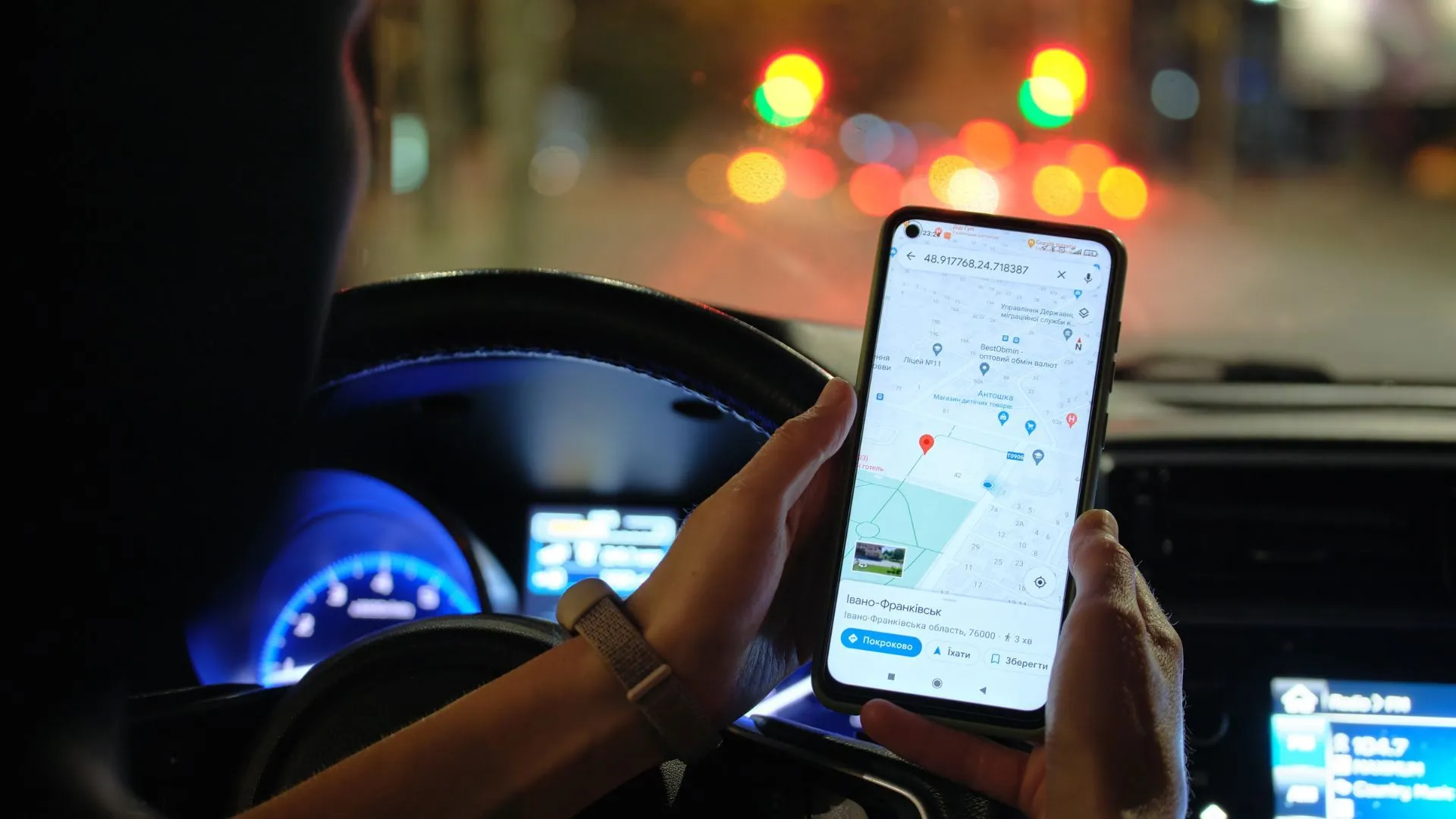 Cận cảnh người lái xe dùng smartphone với ứng dụng Google Maps để tìm kiếm địa điểm, minh họa chức năng tìm kiếm tích hợp trên điện thoại dẫn đường.