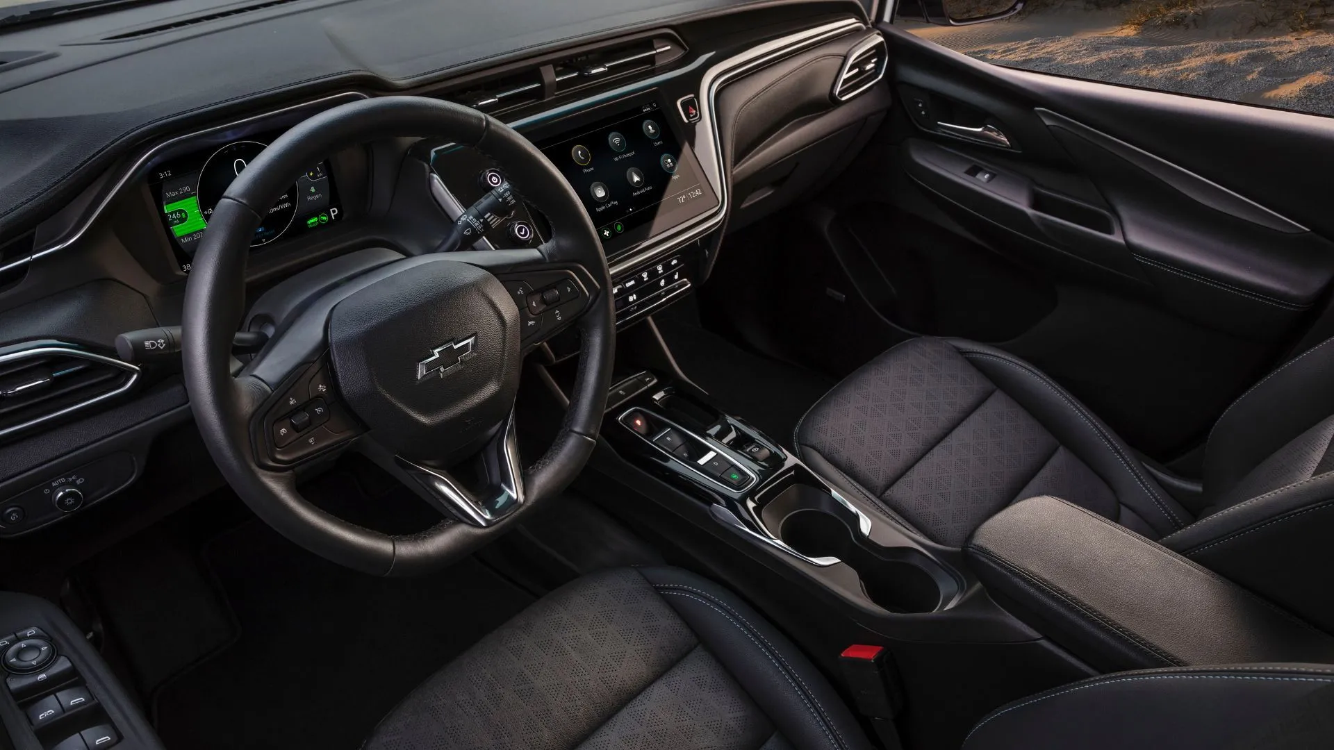 Cận cảnh nội thất cabin Chevrolet Bolt EV 2022, cho thấy ghế trước, vô lăng và màn hình thông tin giải trí, làm nổi bật không gian tiện nghi và công nghệ hiện đại bên trong xe điện.
