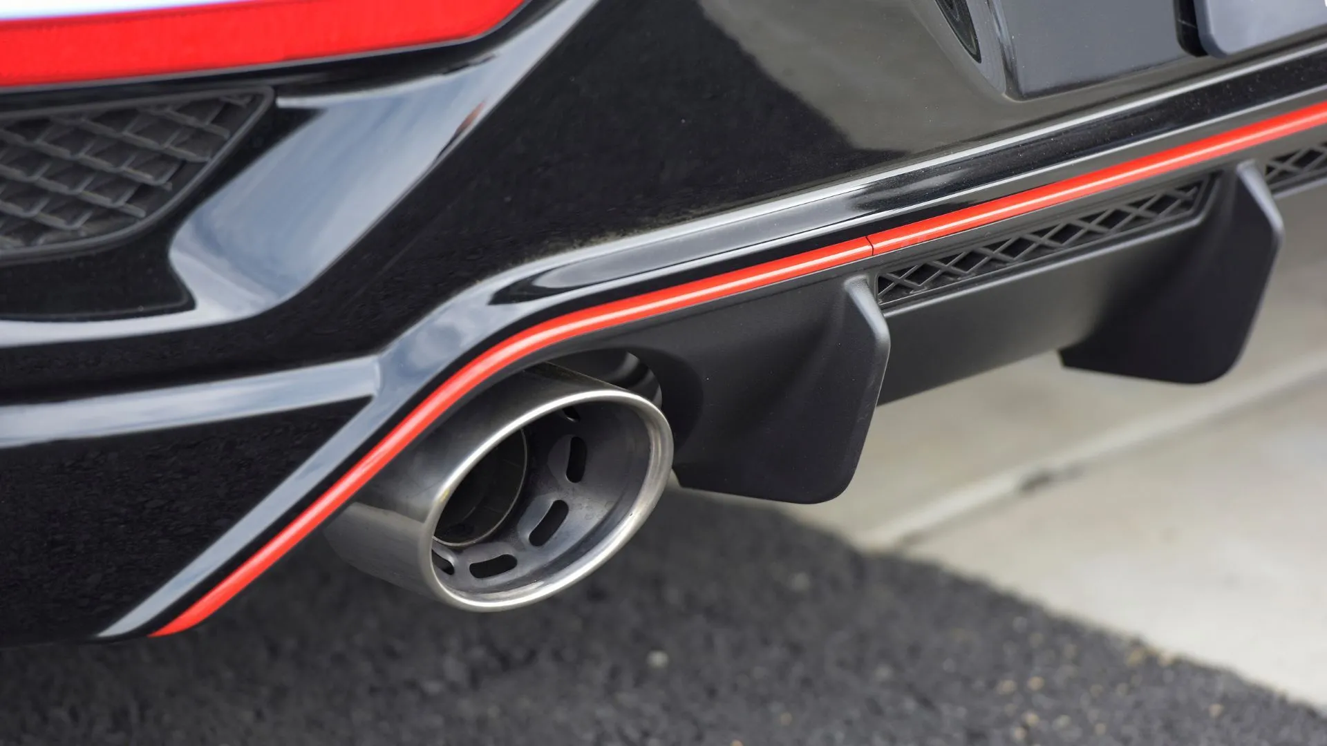 Cận cảnh ống xả kép và bộ khuếch tán sau trên Hyundai Veloster N 2022, điểm nhấn của gói Performance.