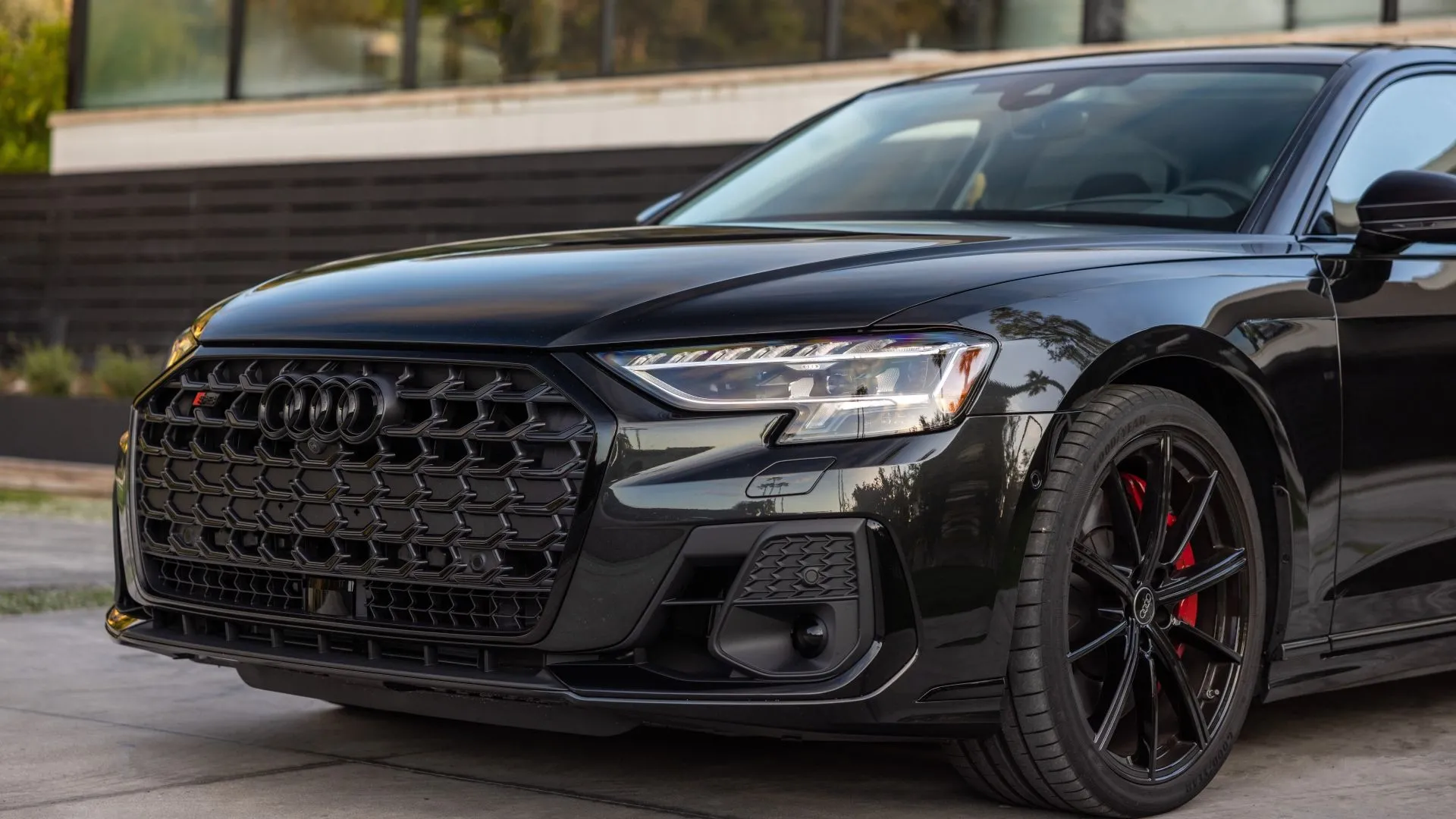 Cận cảnh phần đầu xe Audi S8 2022 mạnh mẽ