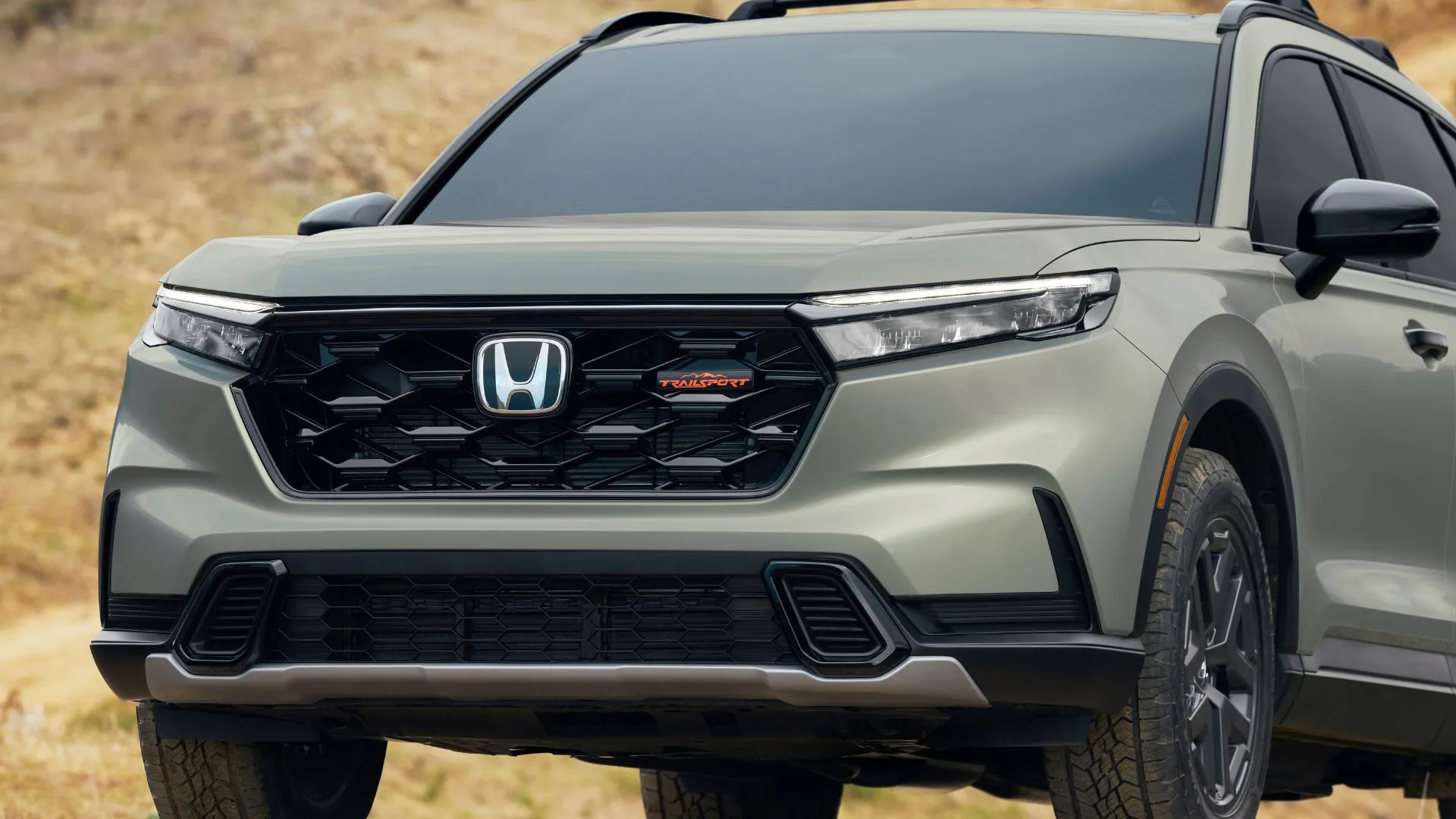 Cận cảnh phần đầu xe Honda CR-V TrailSport 2026 với thiết kế hầm hố và đèn pha LED hiện đại