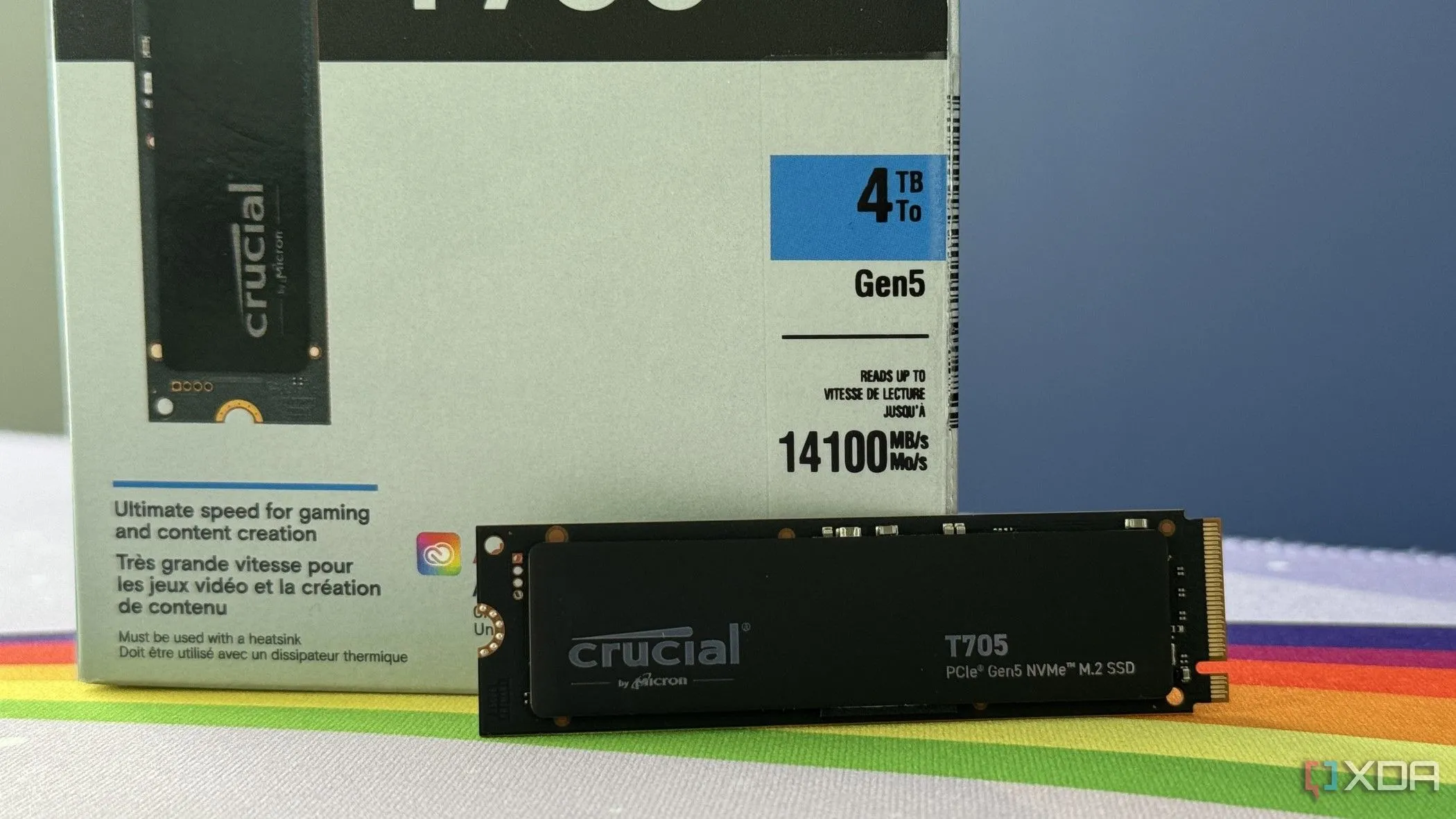 Cận cảnh SSD Crucial T705 Gen5 đặt trước hộp, nhấn mạnh thiết kế và hiệu năng