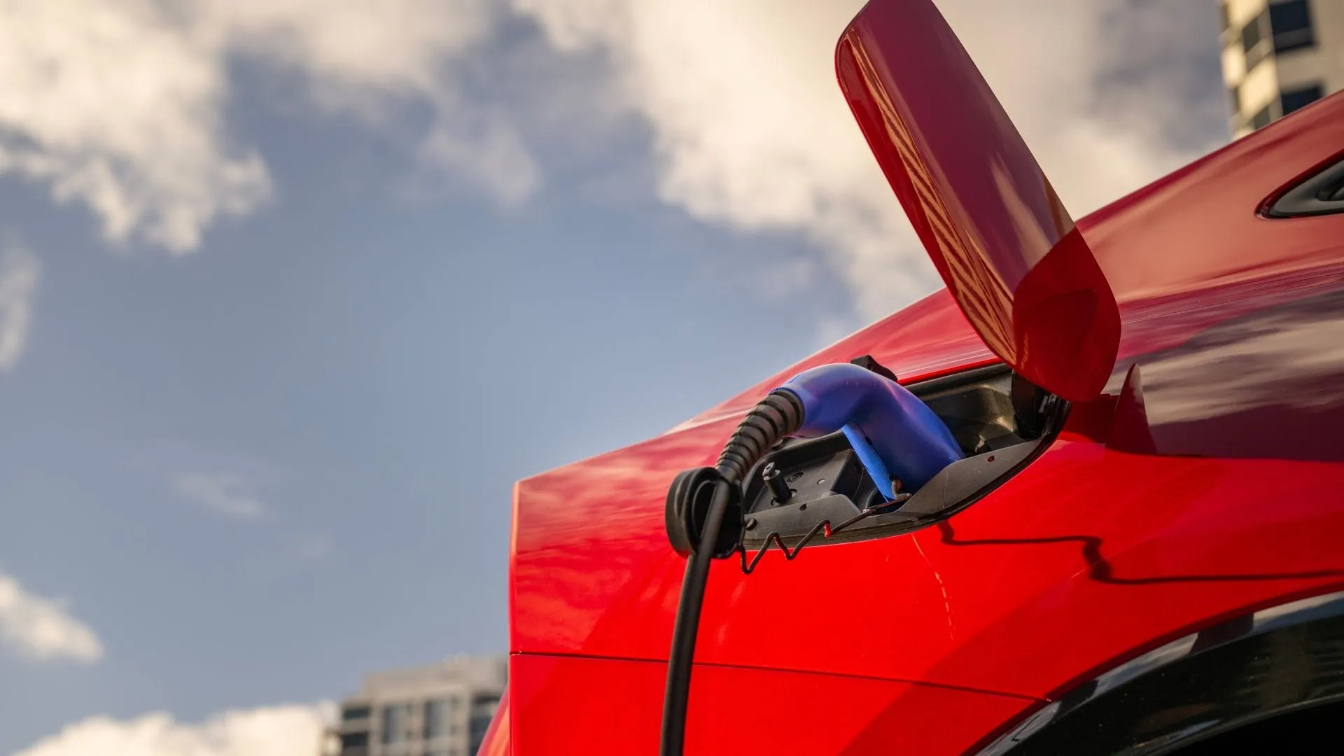 Cận cảnh Toyota Prius PHEV 2025 đang sạc điện, minh họa quá trình nạp năng lượng cho xe hybrid sạc điện