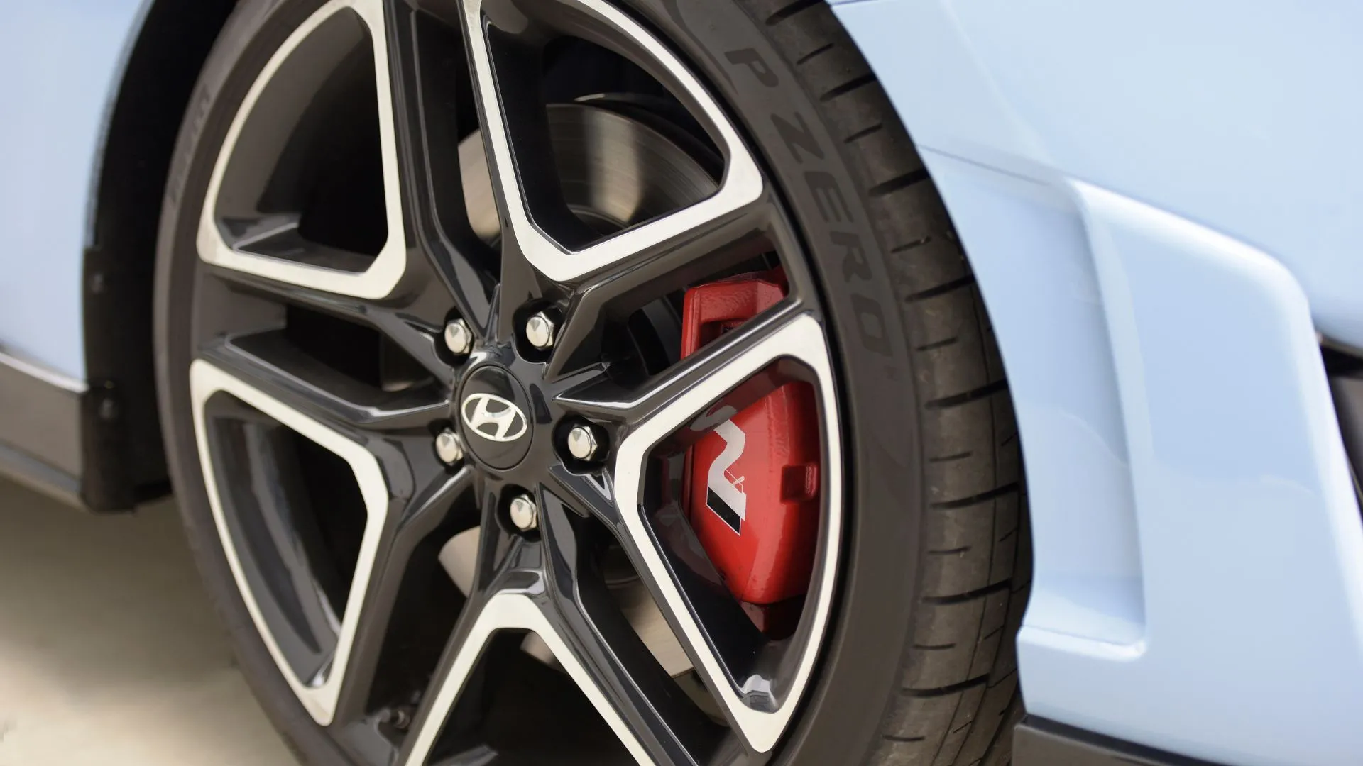 Cận cảnh vành hợp kim thể thao của Hyundai Veloster N 2022, góp phần tạo nên vẻ ngoài mạnh mẽ và khả năng bám đường vượt trội.