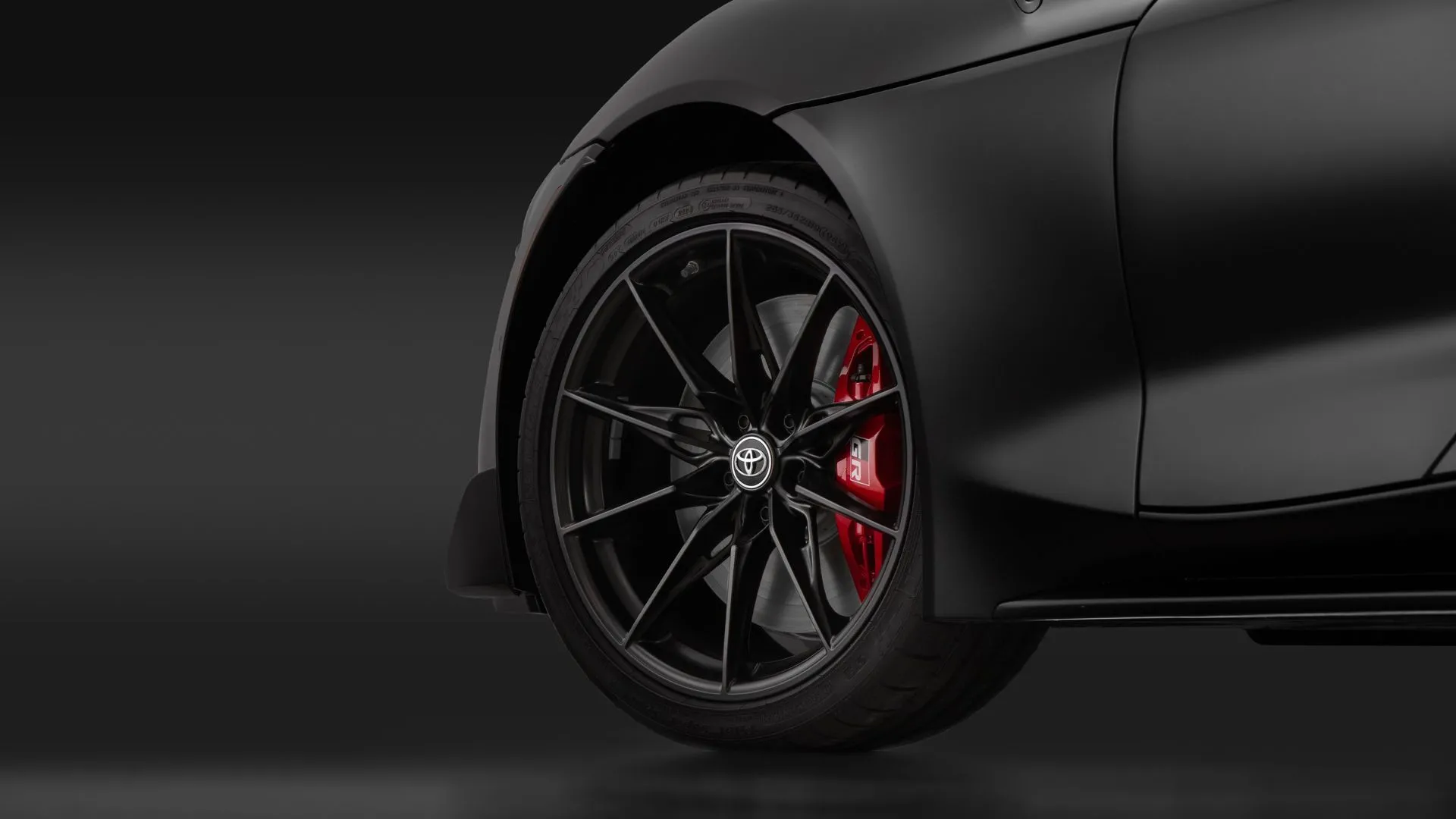 Cận cảnh vành xe 19 inch màu đen mờ của phiên bản Toyota GR Supra MkV Final Edition 2026, thể hiện phong cách thể thao và đẳng cấp.