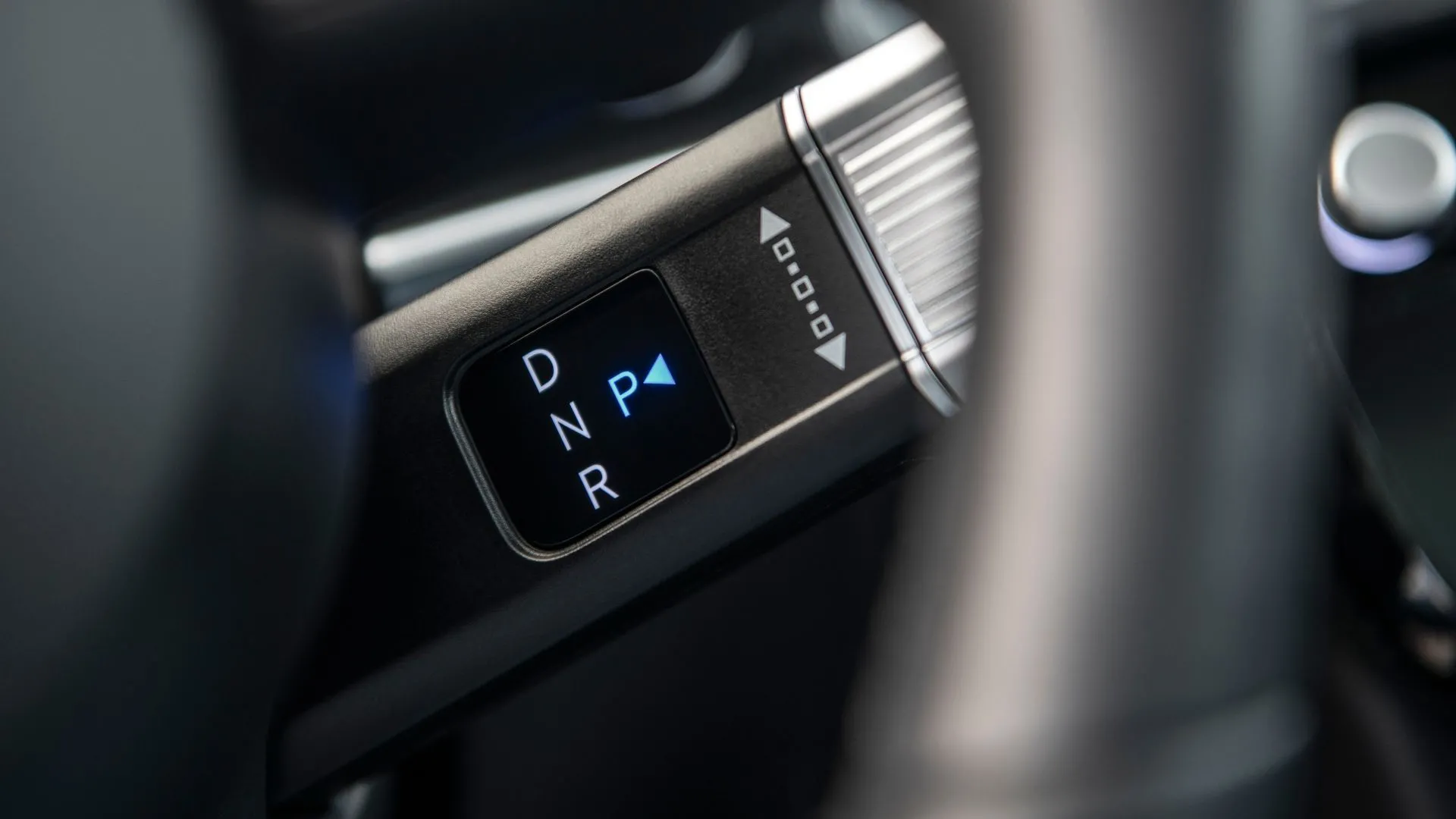 Cần số điện tử hiện đại của Hyundai Tucson PHEV 2025, tích hợp nhiều tiện ích.