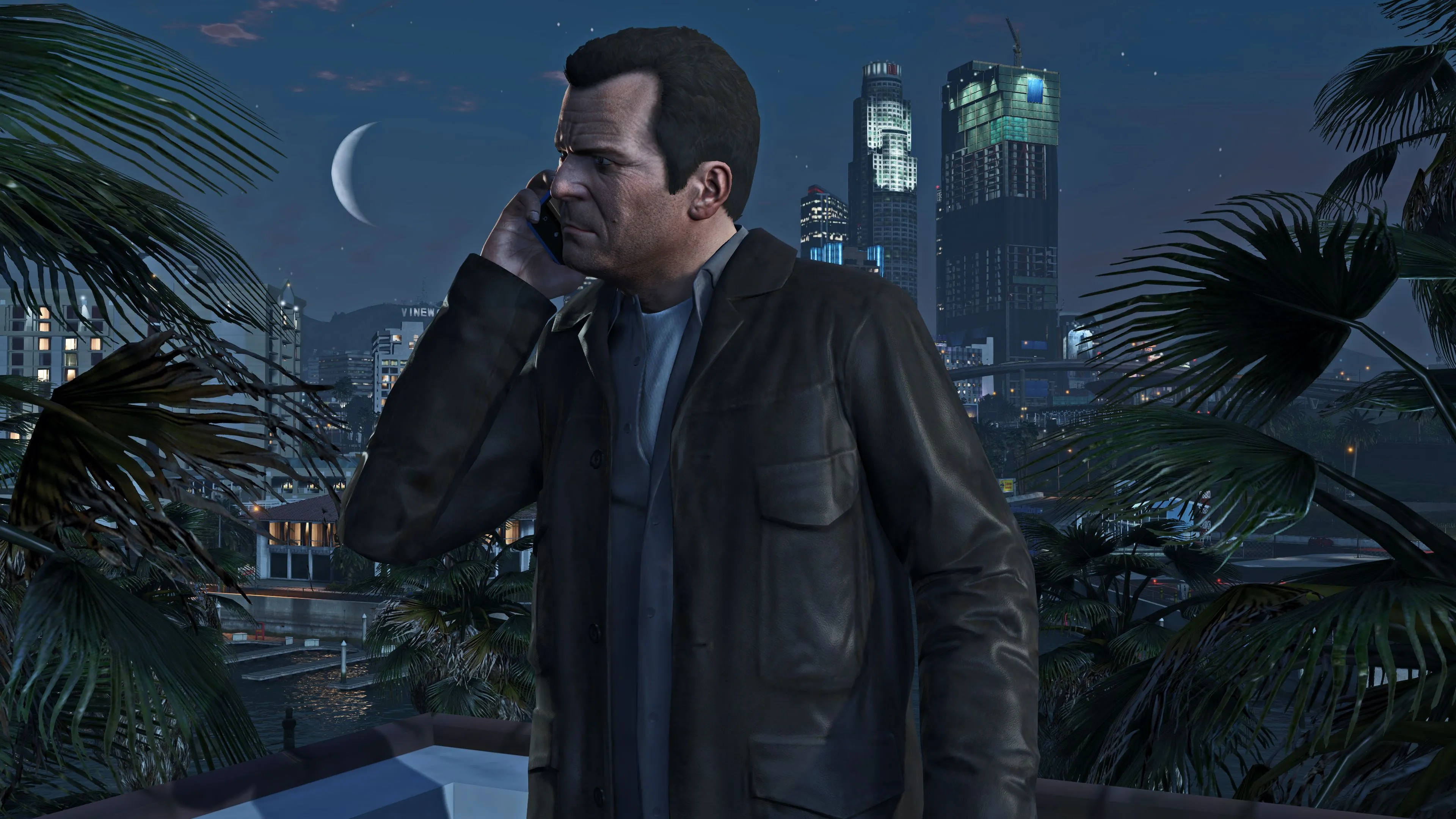 Cảnh trong game Grand Theft Auto V, một người đàn ông nghe điện thoại giữa thành phố về đêm, minh họa cho hoạt động kinh doanh và quản lý trong ngành game.