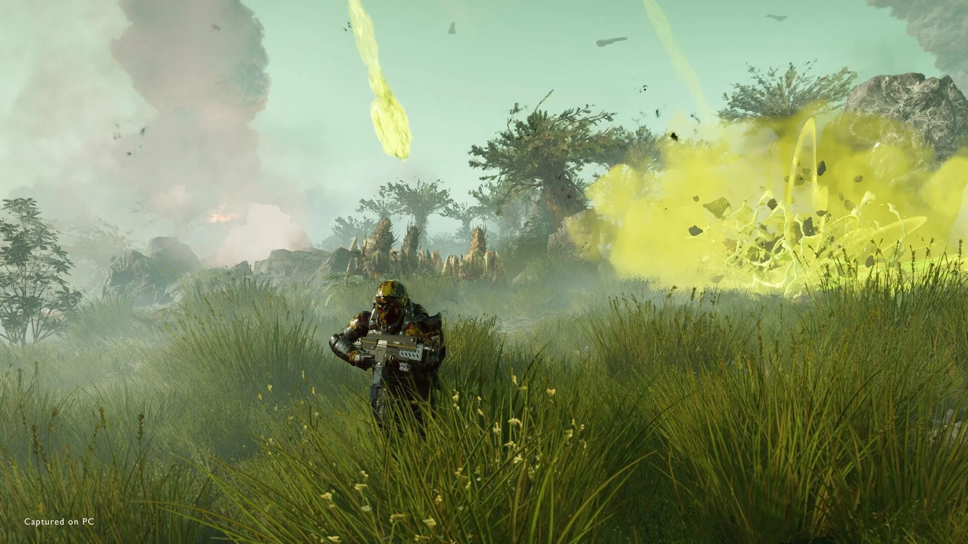 Cảnh tượng người lính Helldivers 2 chạy trên cánh đồng cỏ rộng lớn, cho thấy quy mô bản đồ và môi trường trong game