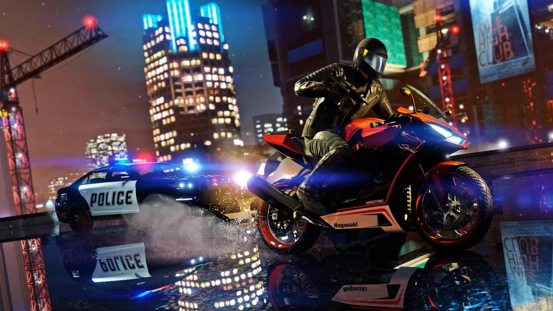 Cảnh tượng trong Grand Theft Auto V PC với nhân vật trên xe máy bị cảnh sát truy đuổi vào ban đêm, minh họa cho bản cập nhật mới.