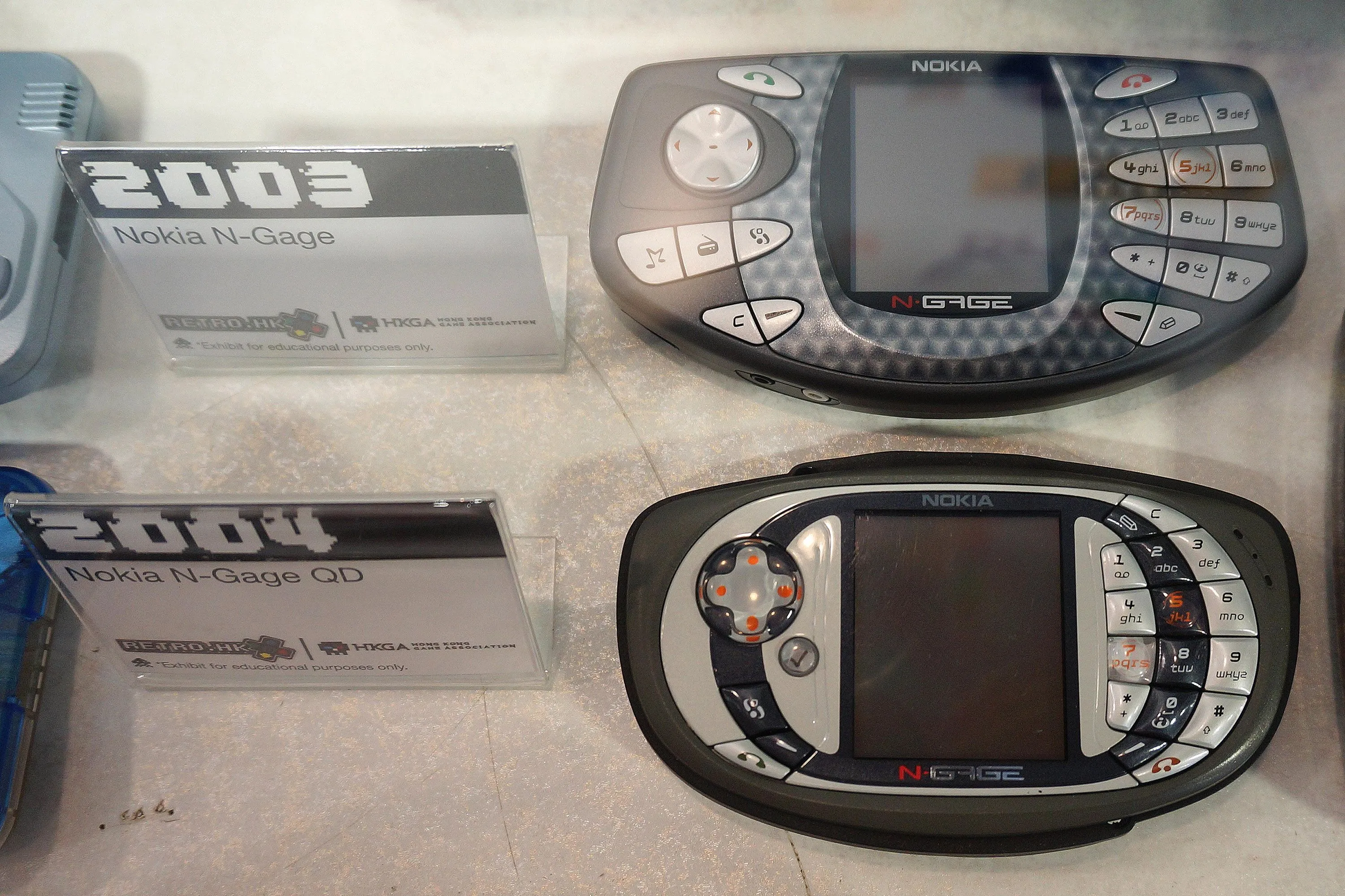 Cặp đôi điện thoại kiêm console game Nokia N-Gage và N-Gage QD với thiết kế độc đáo