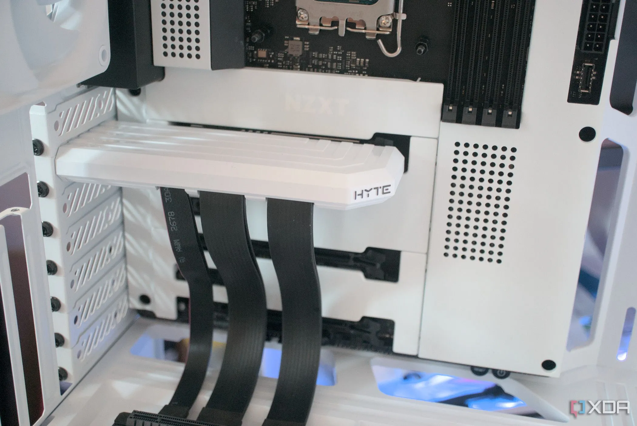 Cáp riser PCIe đã được lắp đặt trong case HYTE Y40 Snow White Edition