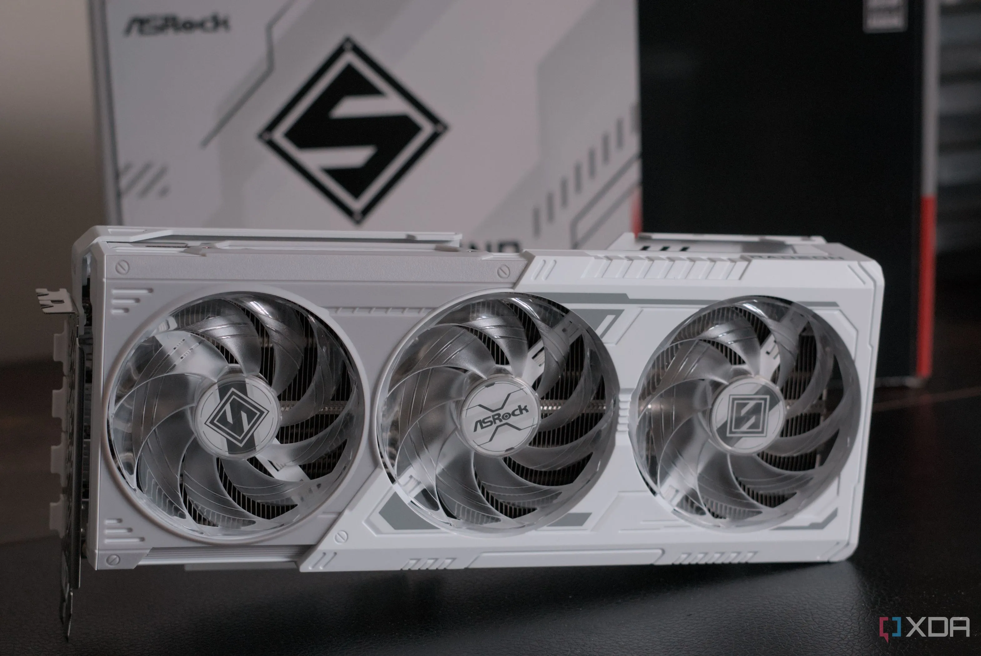 Card ASRock Radeon RX 9070 Steel Legend trong hộp