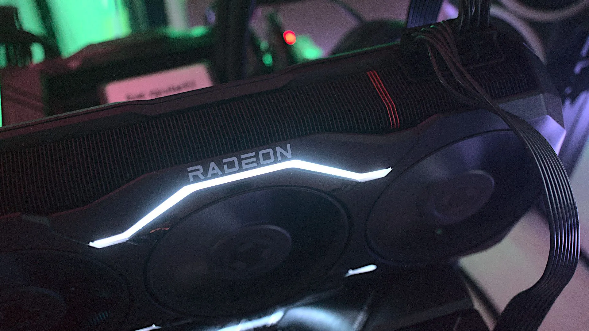 Card đồ họa AMD Radeon RX 7900 XTX tham chiếu, đại diện cho những lựa chọn GPU AMD có giá trị tốt hơn trên thị trường