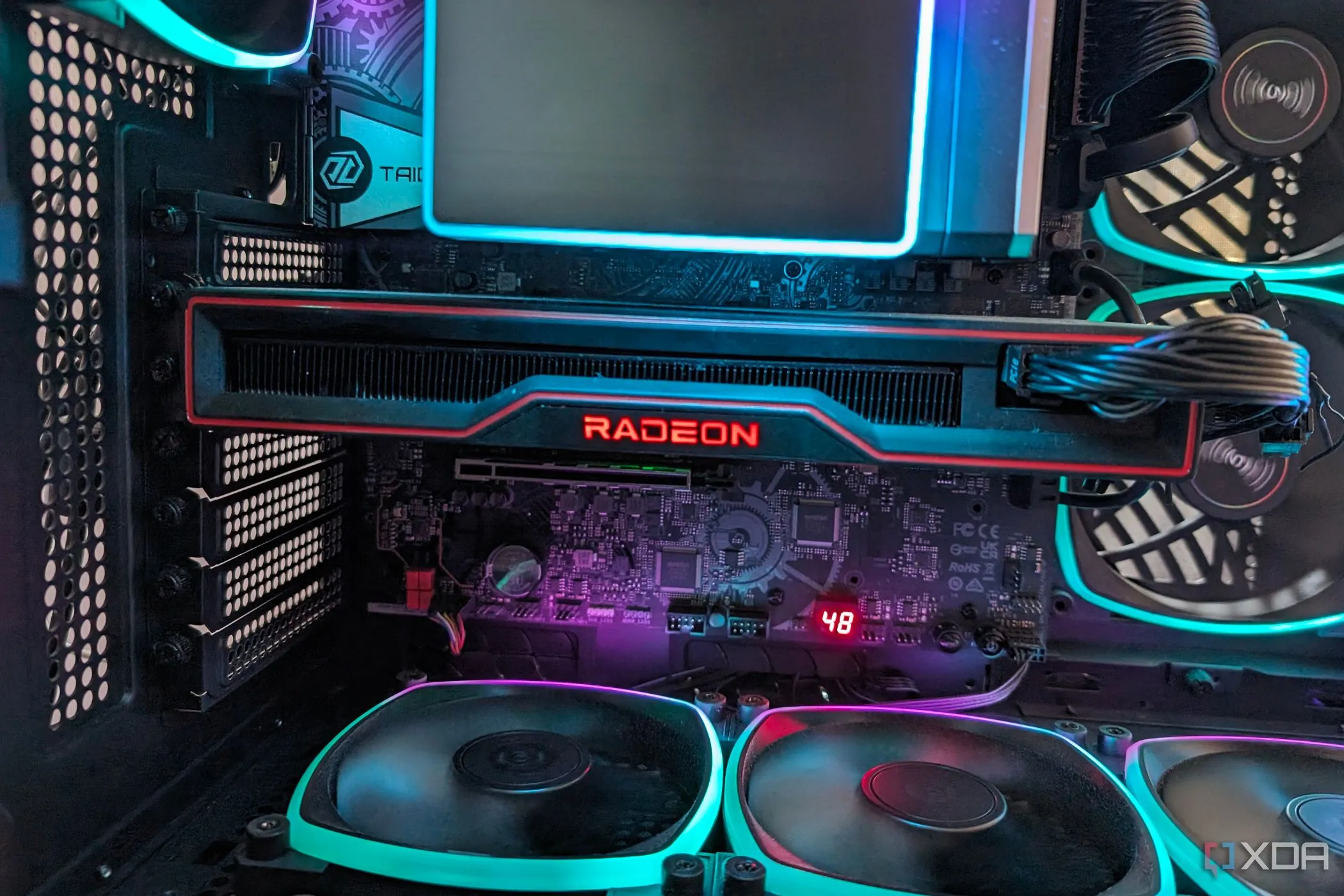 Card đồ họa AMD Radeon RX với đèn RGB trong thùng máy