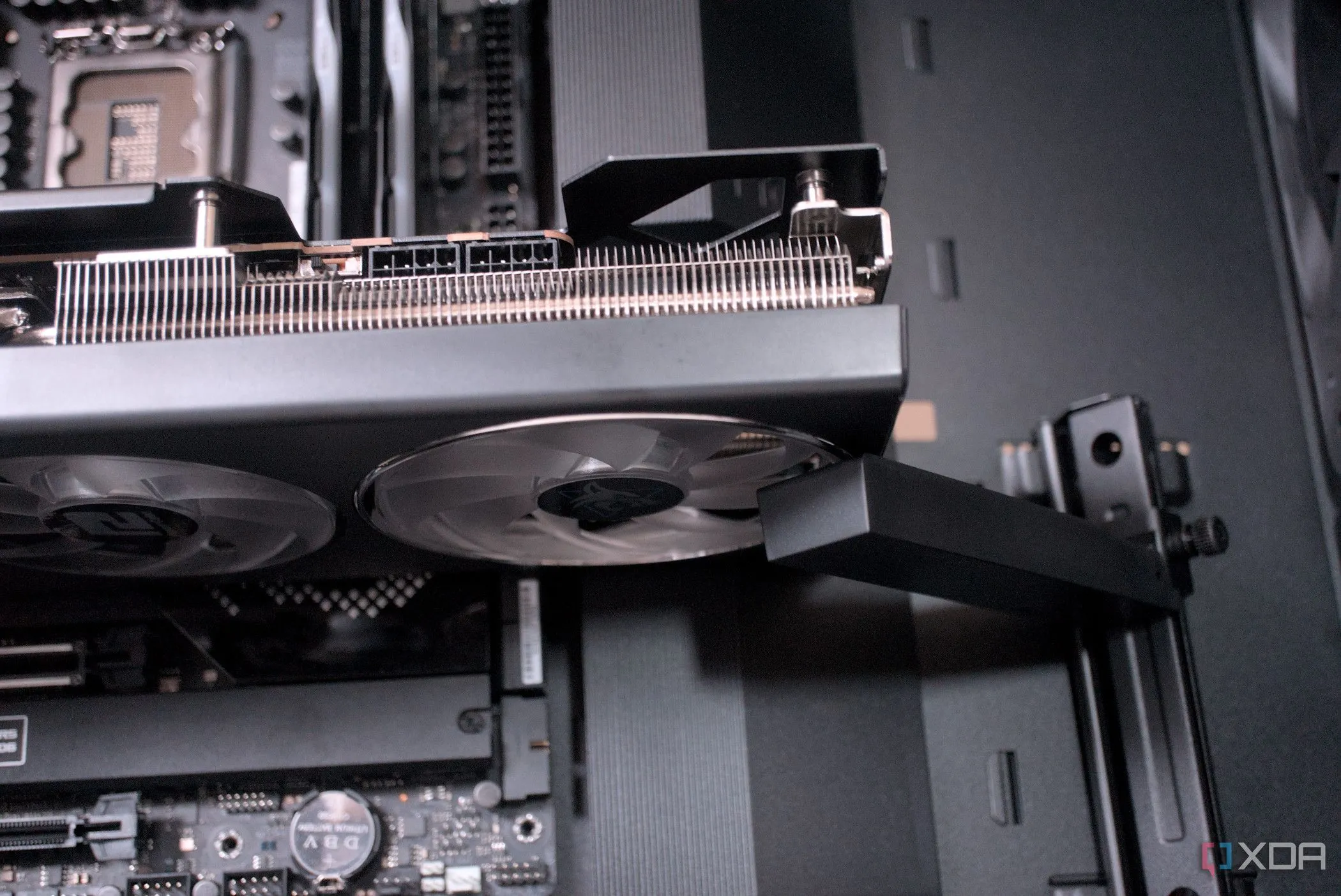 Card đồ họa Asus được lắp đặt trong case Asus ProArt PA602, có thanh hỗ trợ chống chảy xệ rõ ràng