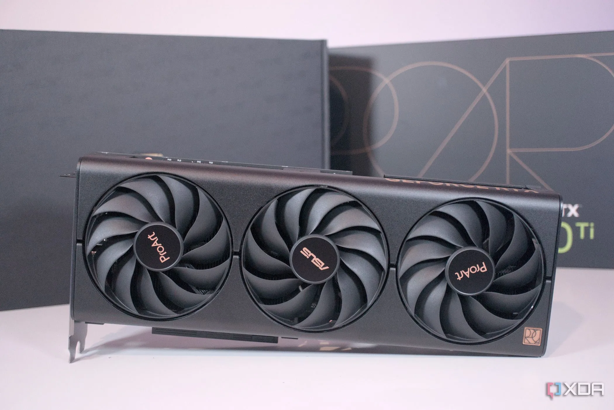 Card đồ họa Asus ProArt GeForce RTX 4060 Ti, minh họa một sản phẩm GPU hiện đại.