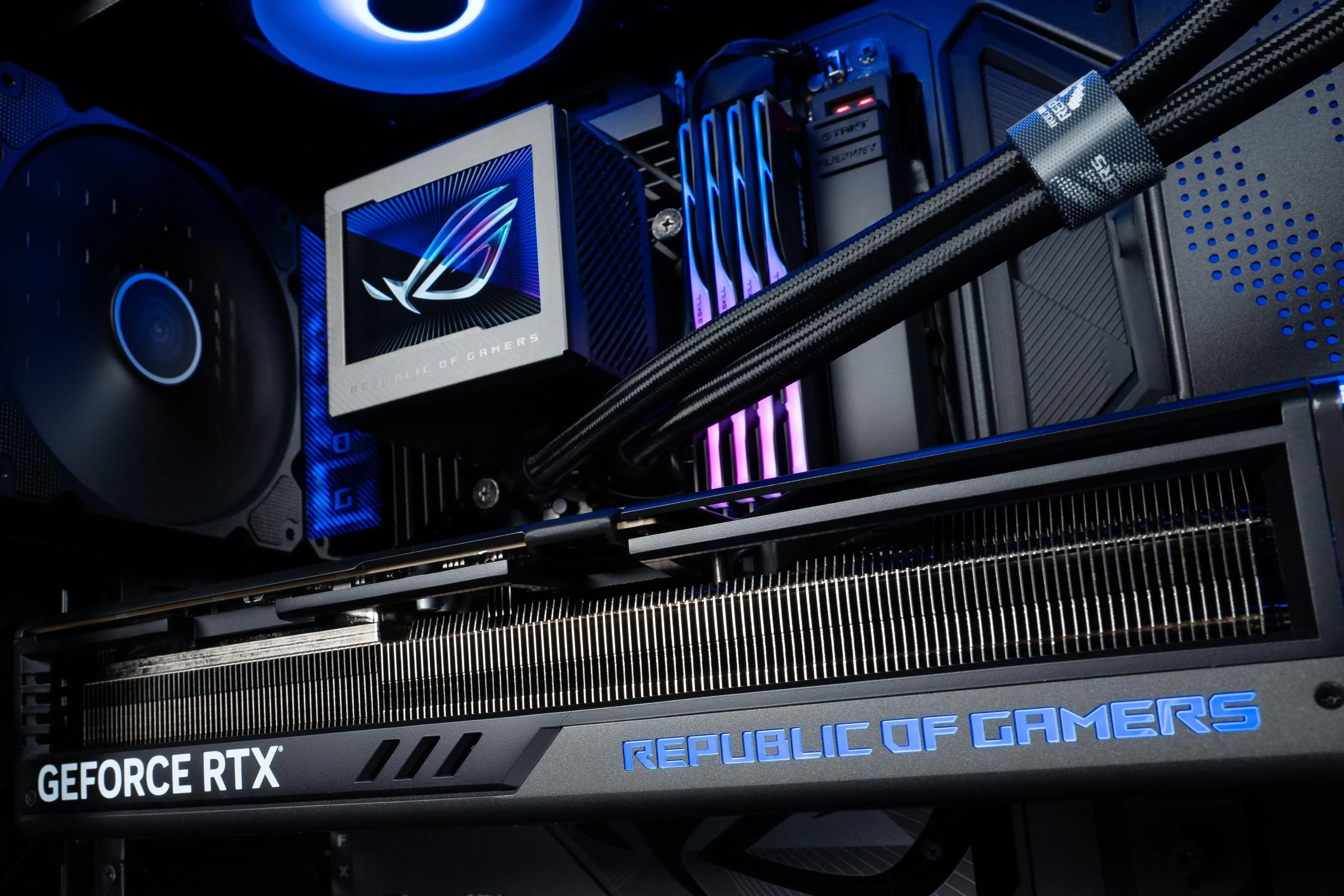 Card đồ họa ASUS ROG Strix GeForce RTX 4090 BTF mạnh mẽ, biểu tượng cho hiệu năng GPU cao với băng thông bộ nhớ vượt trội.