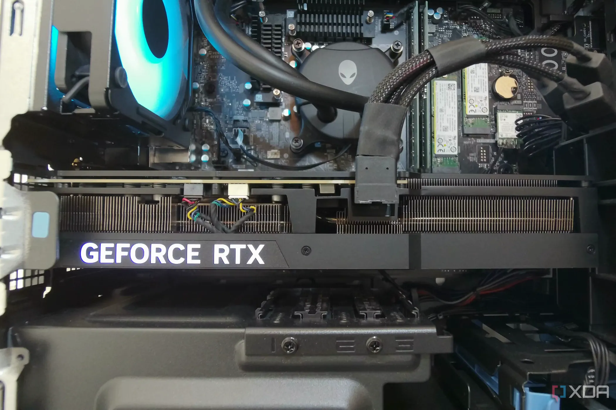 Card đồ họa bên trong case Alienware Aurora R16