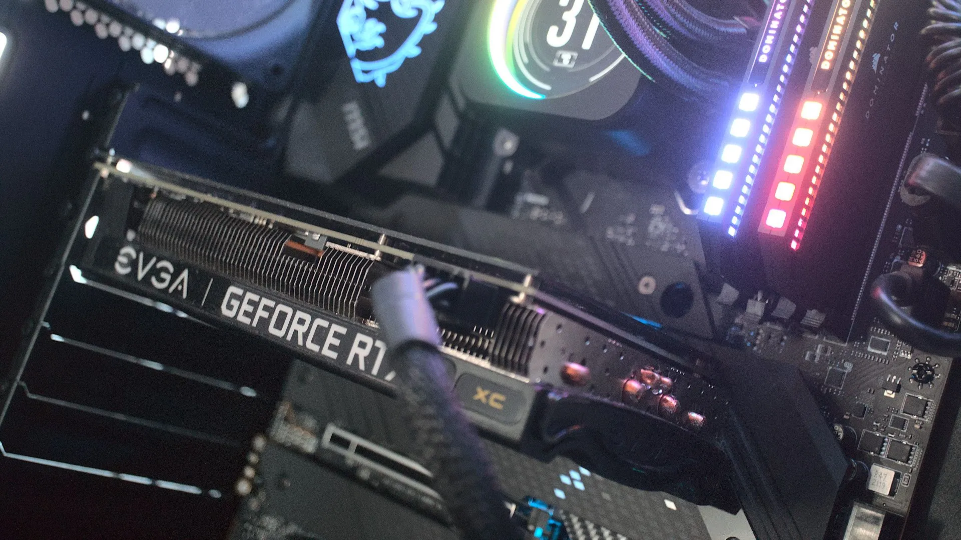 Card đồ họa EVGA NVIDIA GeForce RTX 3060 Ti được lắp đặt trong máy tính, minh họa cho việc sức mạnh tổng thể của GPU quan trọng hơn dung lượng VRAM đơn thuần.