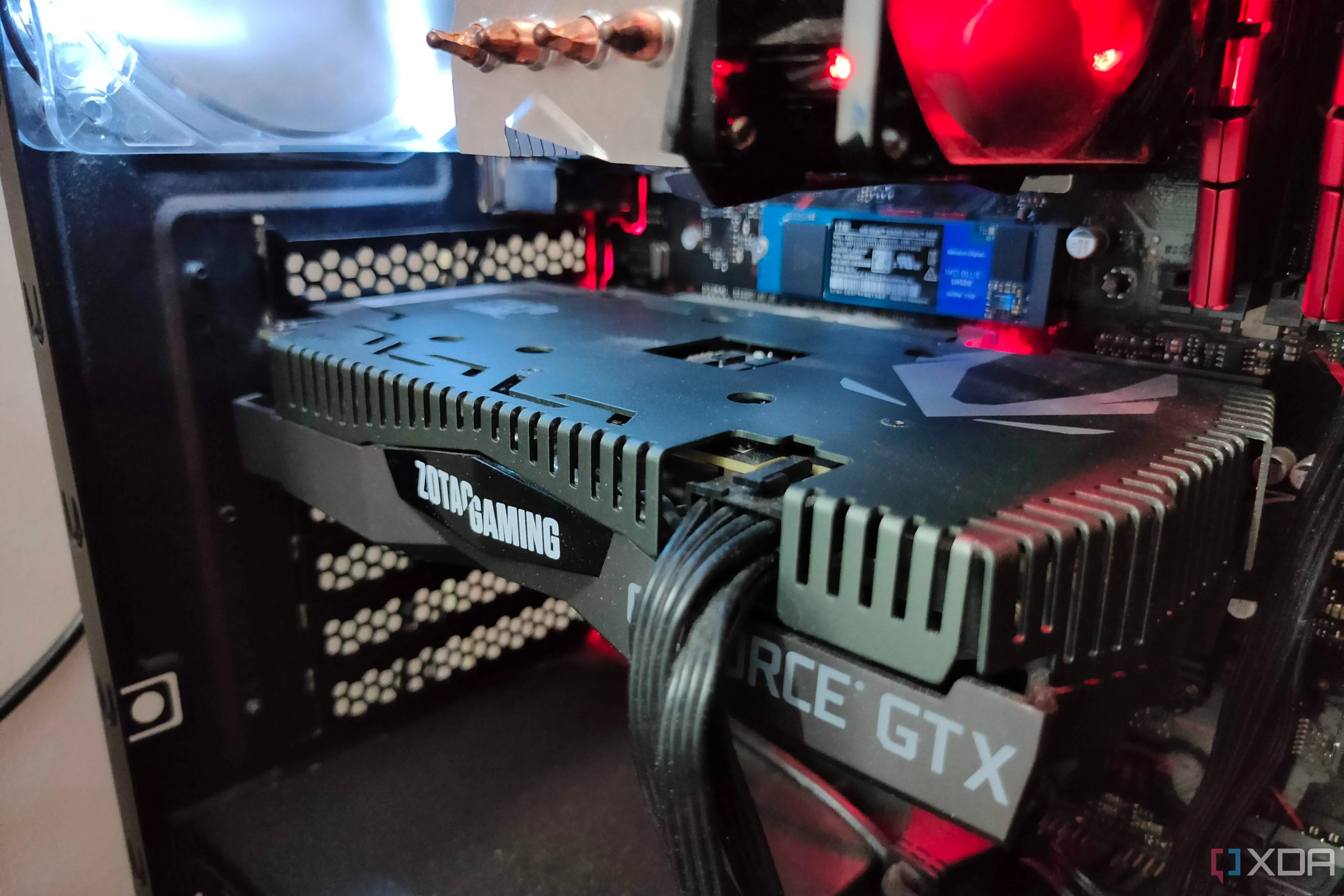 Card đồ họa GeForce GTX 1660 Ti bên trong một bộ PC gaming, vẫn chơi game 1080p mượt mà