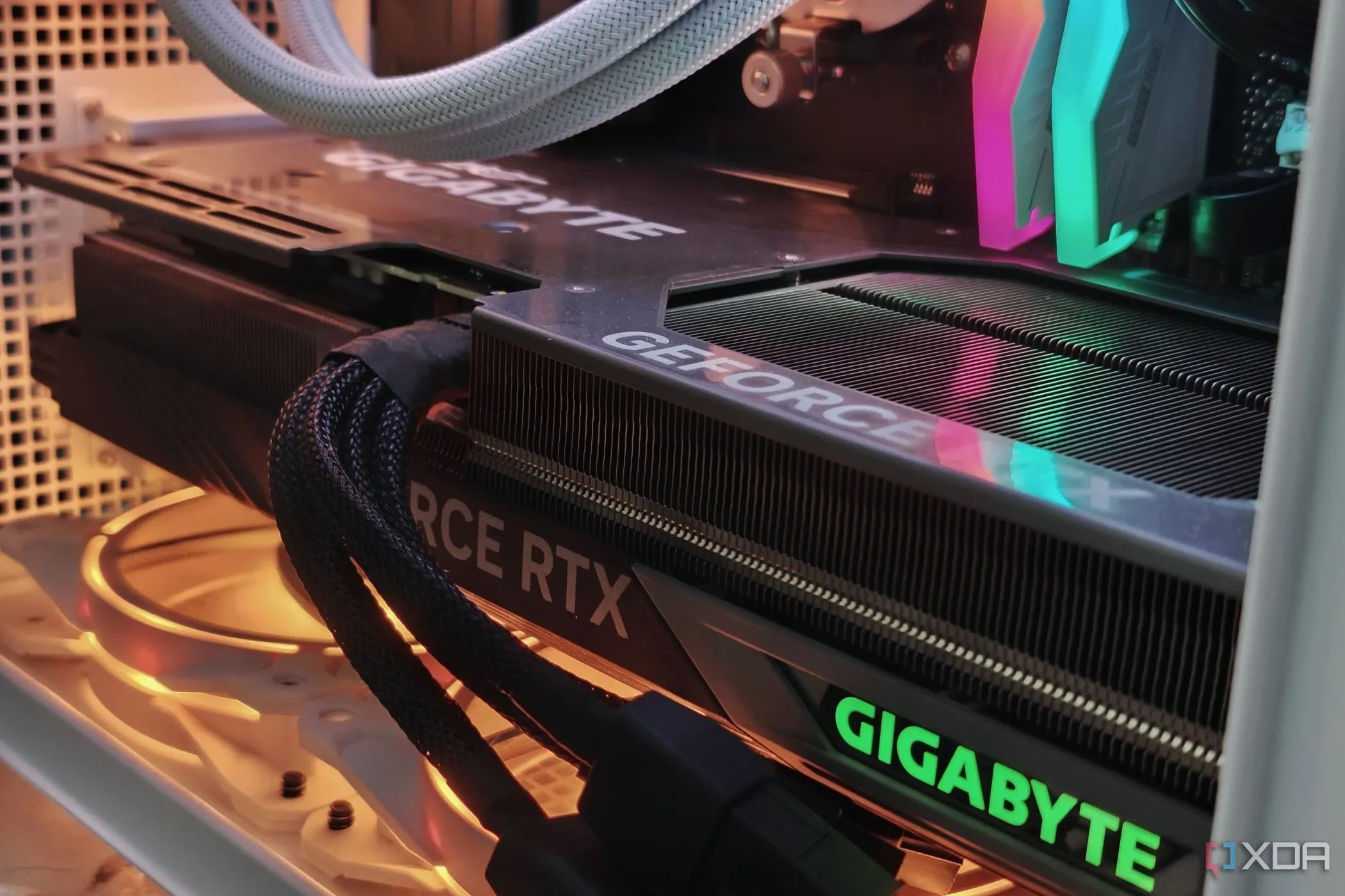 Card đồ họa Gigabyte GeForce RTX 4070 Ti Gaming OC lắp trong PC có đèn RGB
