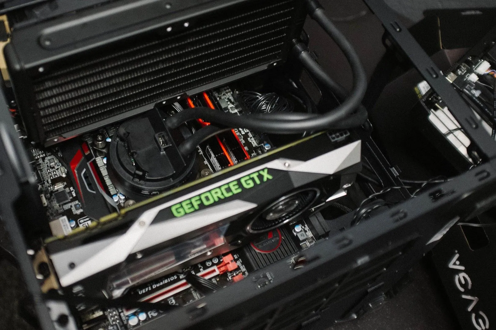 Card đồ họa GTX 1070 phiên bản Founder's Edition được lắp trong PC gaming