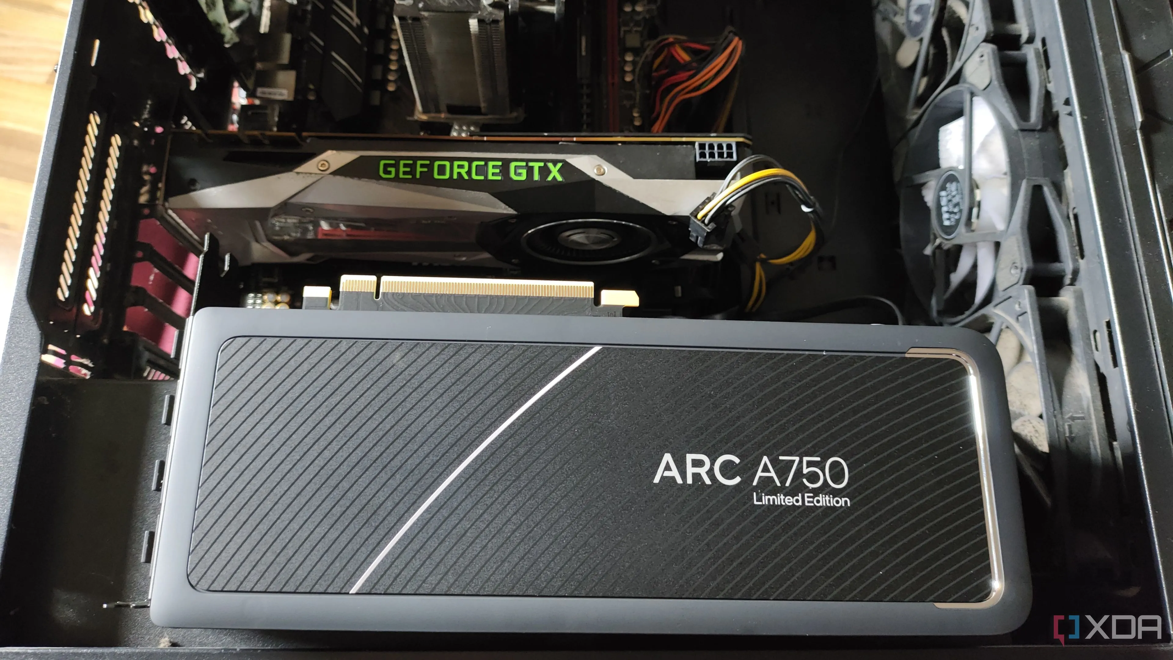 Card đồ họa Intel Arc A750 và GTX 1080 cũ, minh họa thị trường GPU đã qua sử dụng và giá trị bán lại