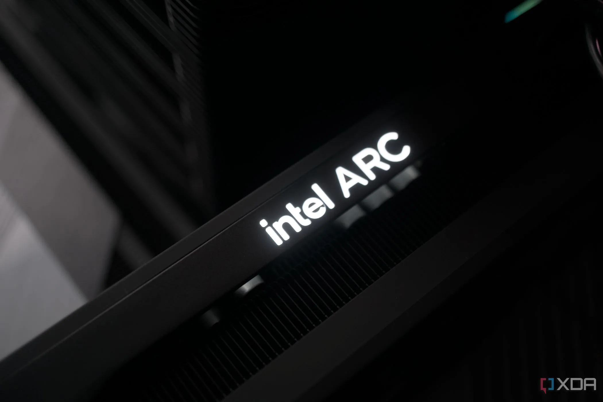 Card đồ họa Intel Arc B580 được lắp đặt, minh họa nỗ lực của Intel trong công nghệ Ray Tracing